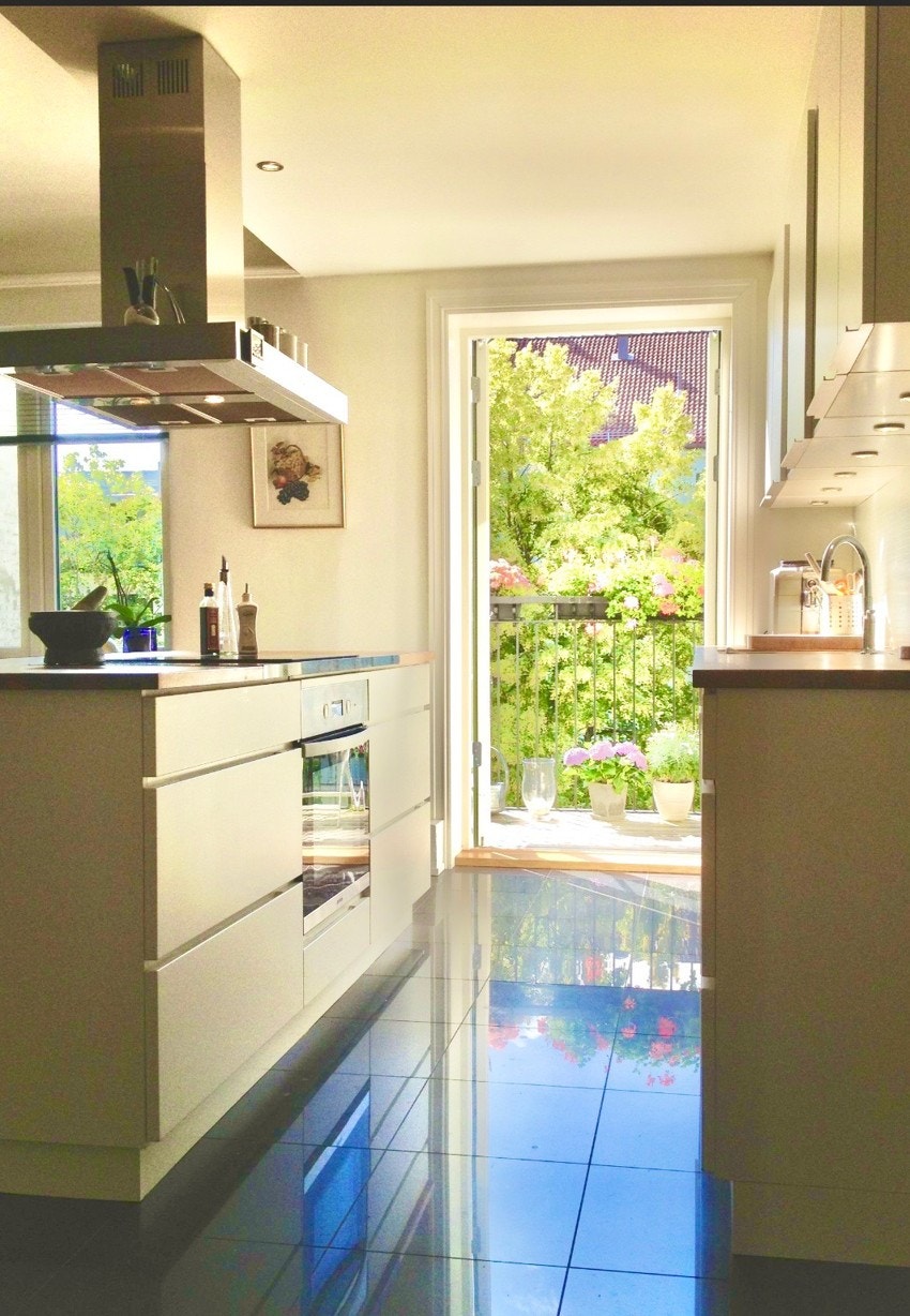 Flott balkong vendt mot solrik og hyggelig bakgård. Galleribilde