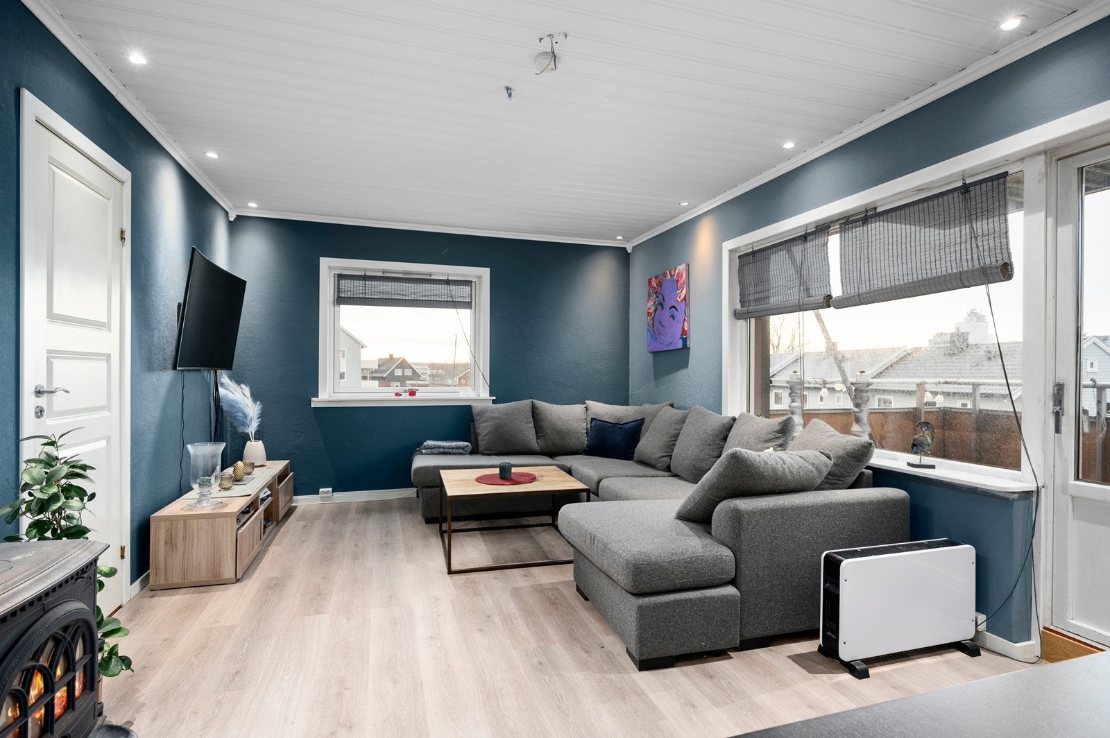 Fra stuen er det utgang til sydvendt balkong. Galleribilde