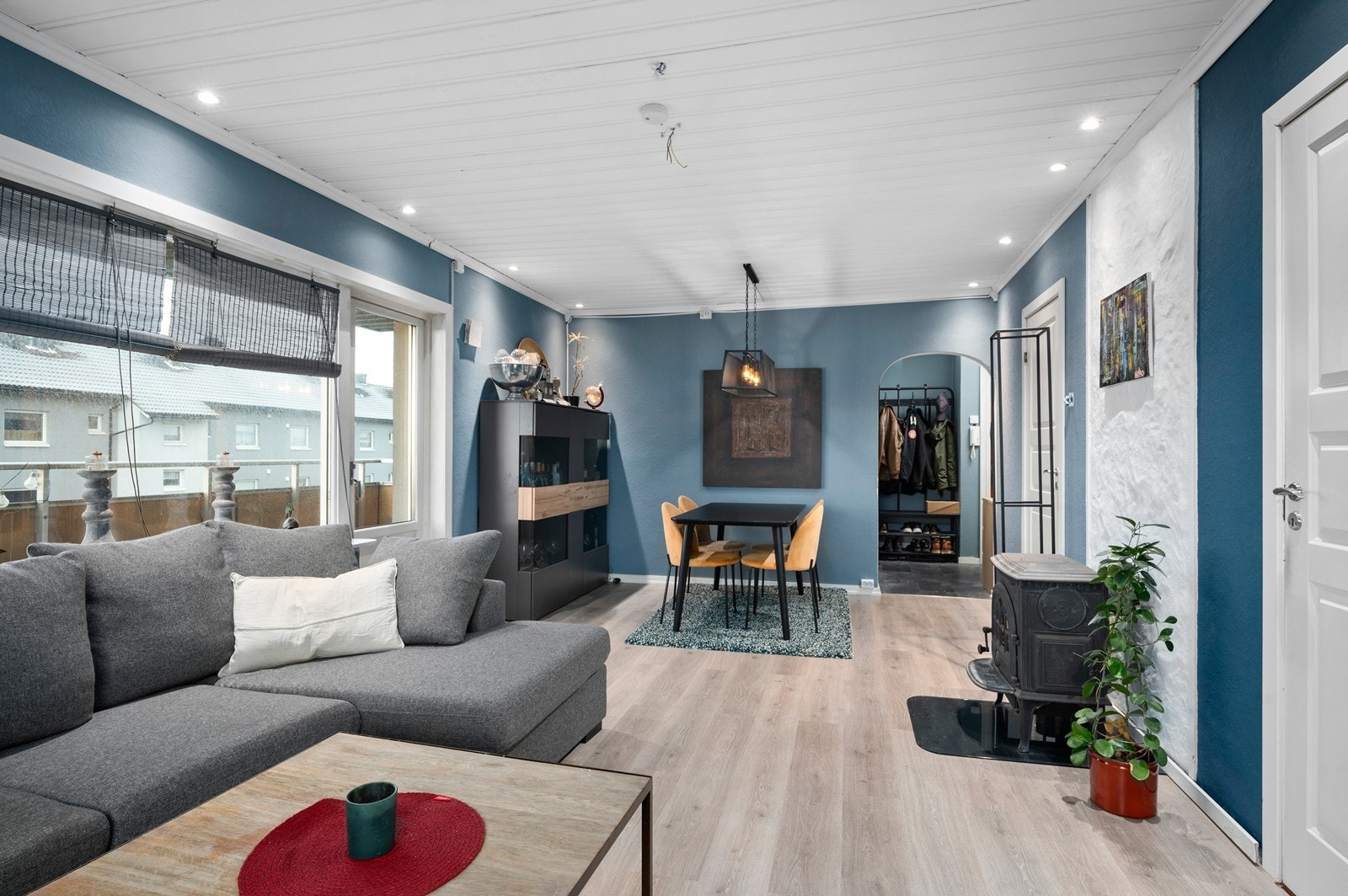 Stue med flere møbleringsmuligheter. Galleribilde