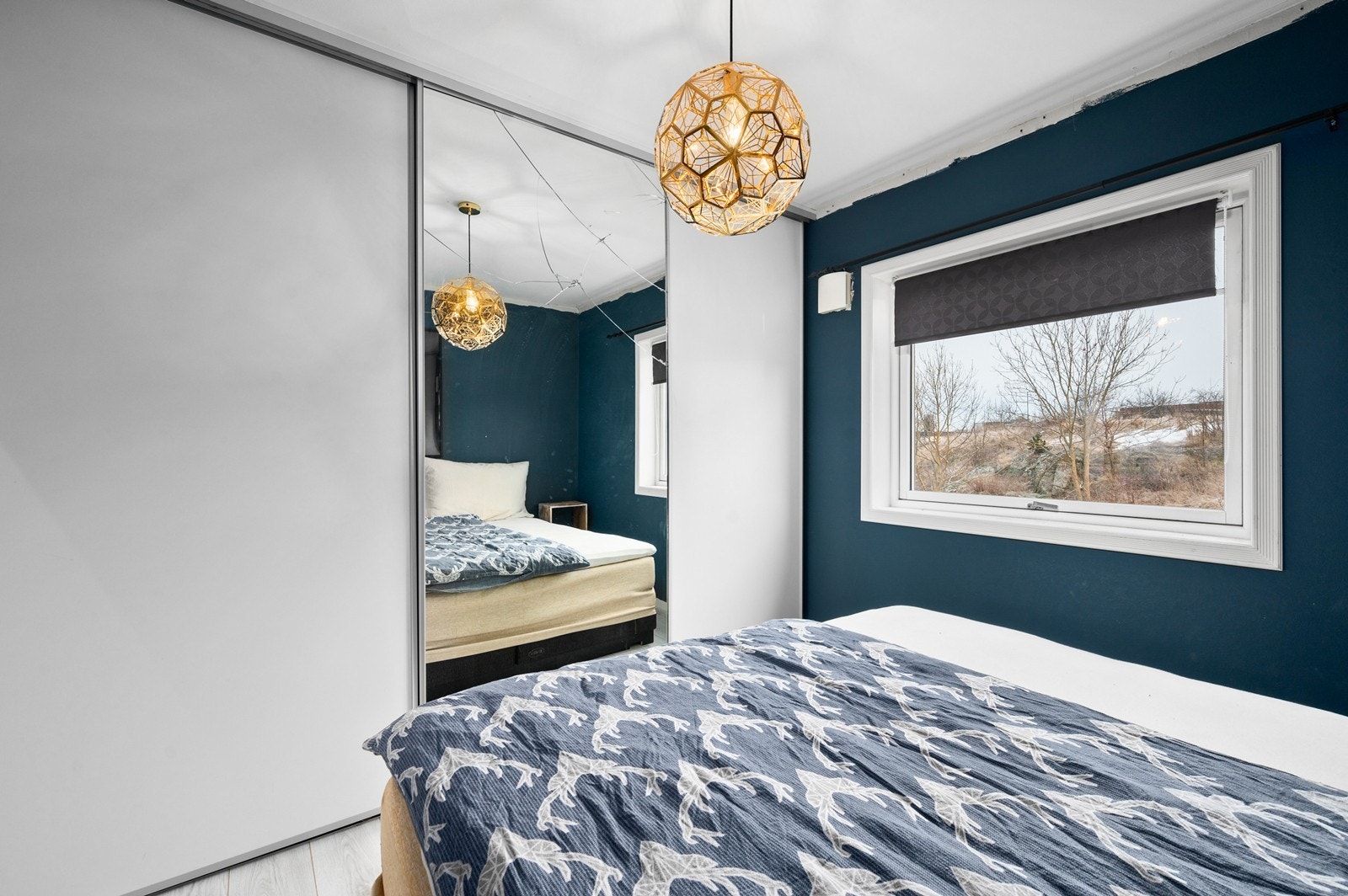 Skyvedørsgarderobe på hovedsoverom. Galleribilde