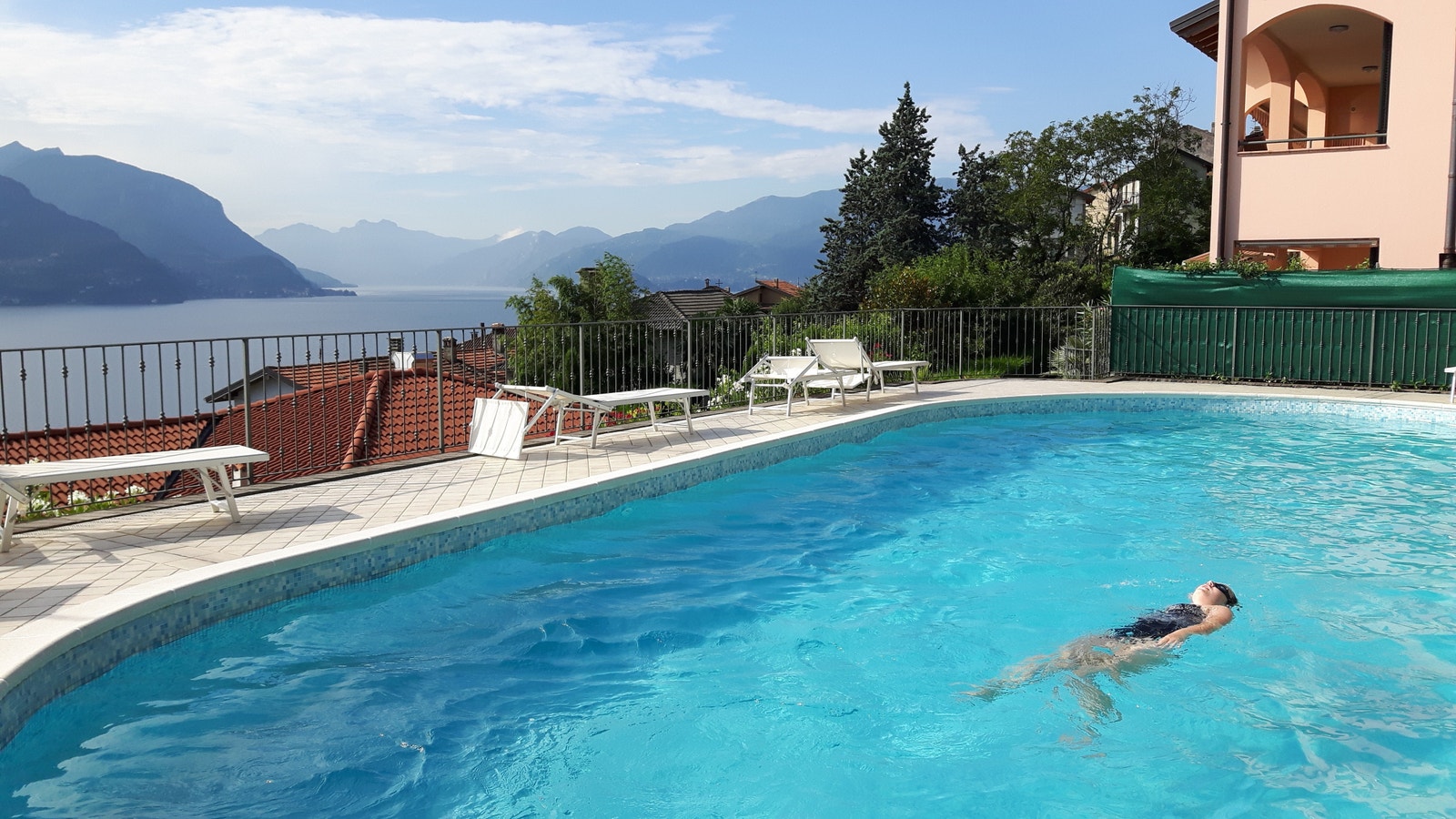 Bassengområde med spektakulær utsikt over Comosjøen. Stort og svært sjelden folksomt. Galleribilde