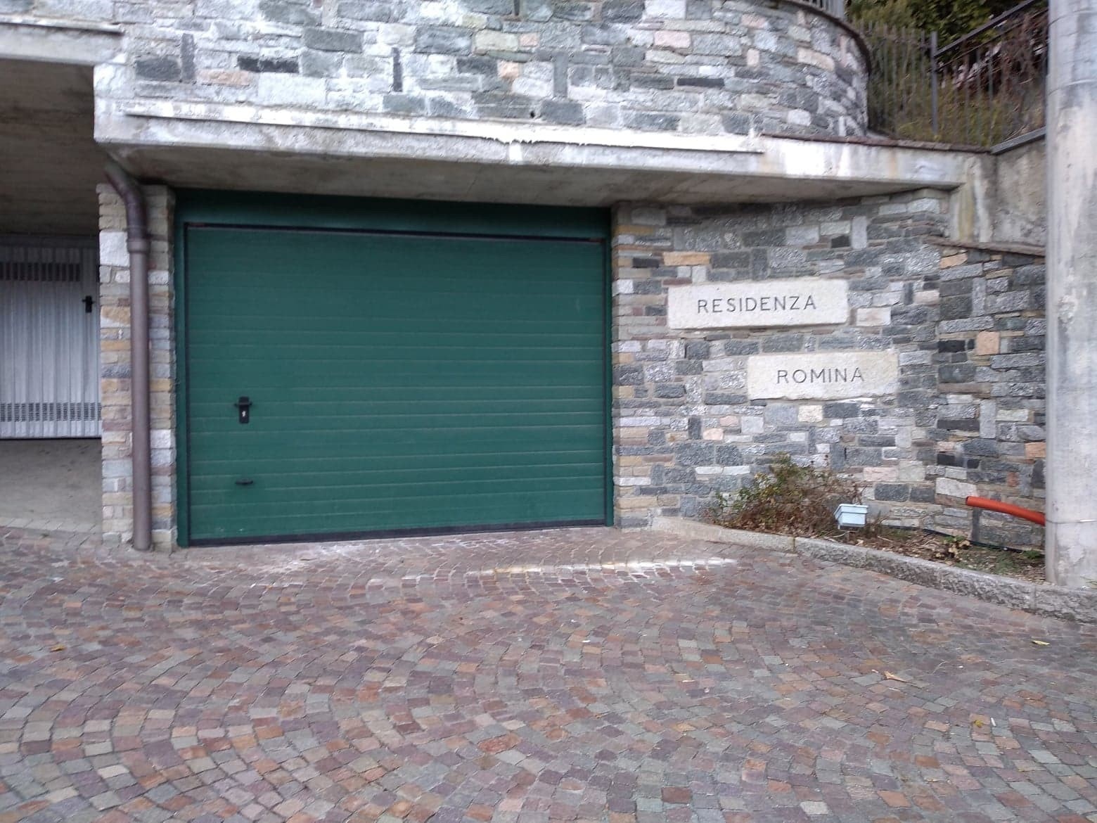 Avkjørsel til Residenza Romina fra Via Santa Maria. Galleribilde