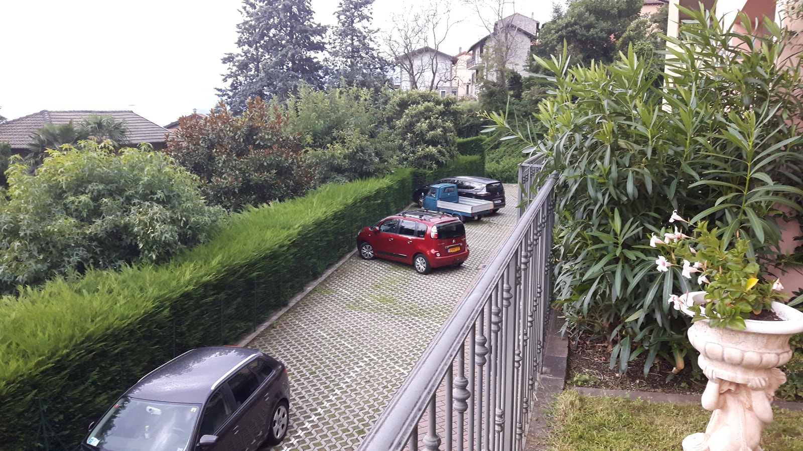 Residensens nedre parkeringsplass. I tillegg finnes en på oversiden. Galleribilde