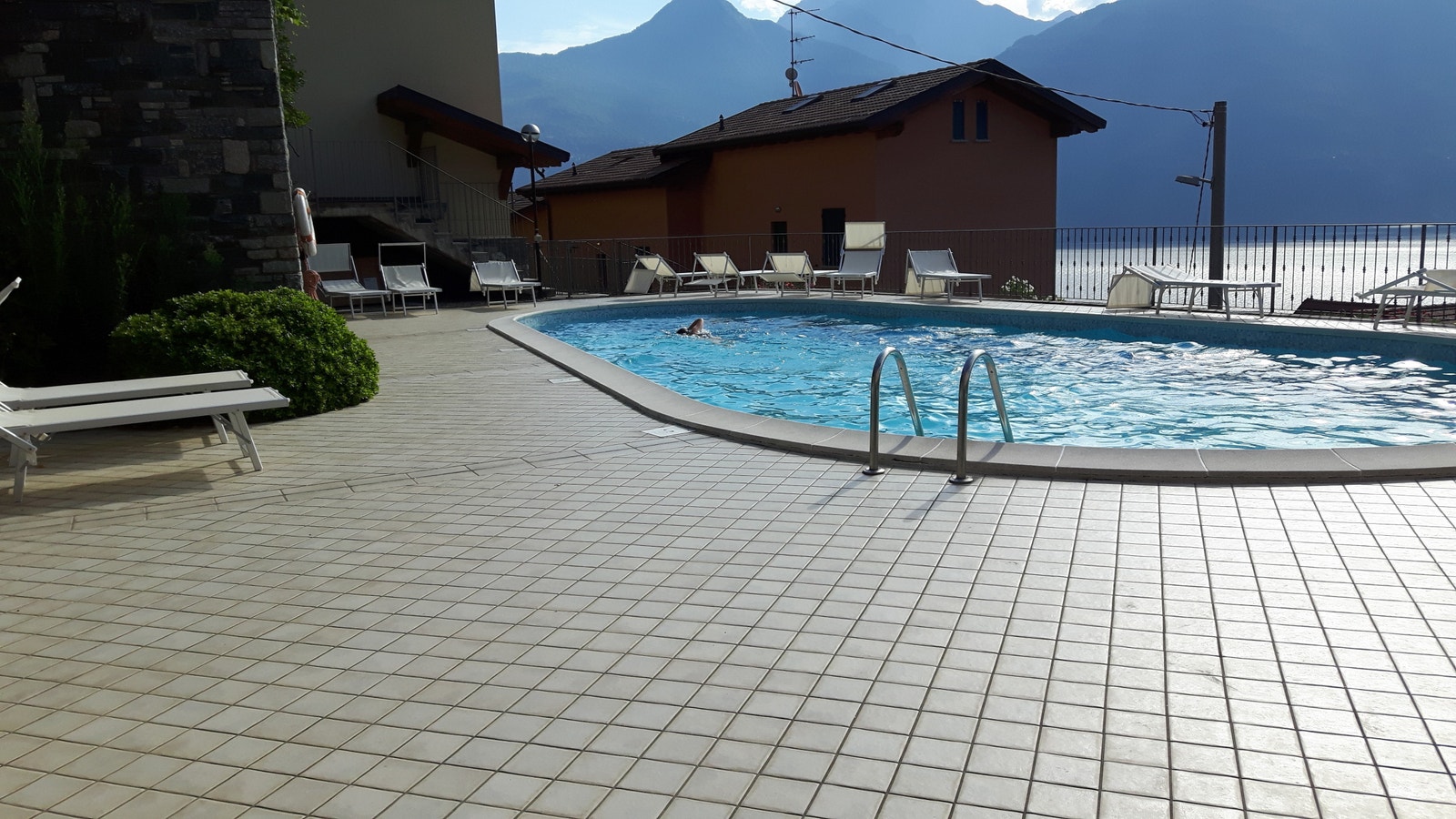 Bassengområde. Stort og svært sjelden folksomt. Galleribilde