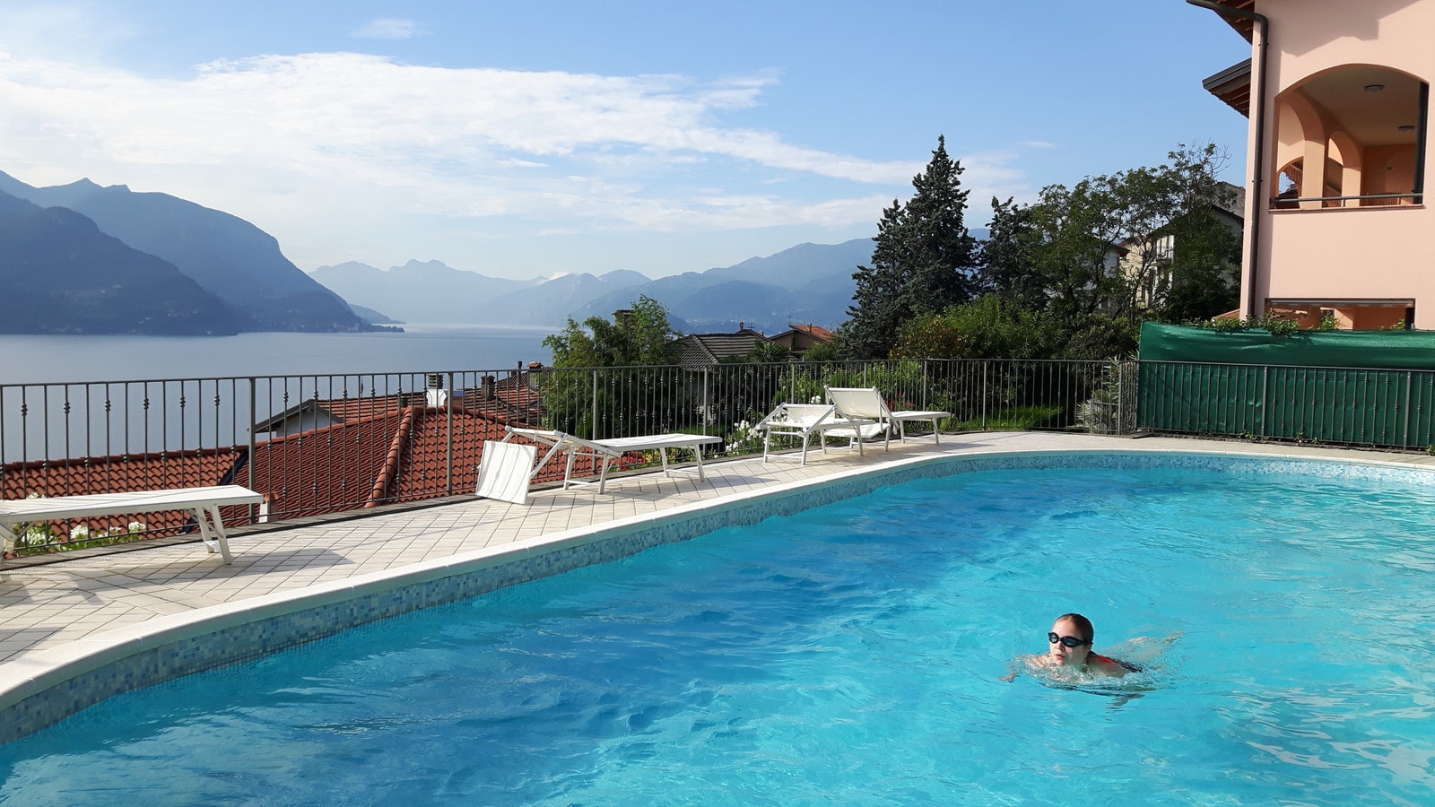 Bassengområde. Stort og svært sjelden folksomt. Galleribilde