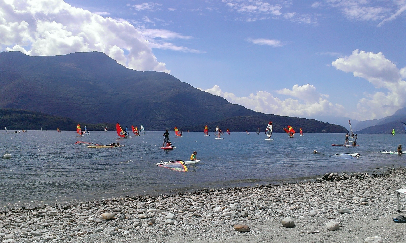 Comosjøen er et eldorado for all slags sport: Sykling, løping, rulleski, ski, golf, ridning, klatring, fjellturer og vannsport av alle slag, som her. Galleribilde