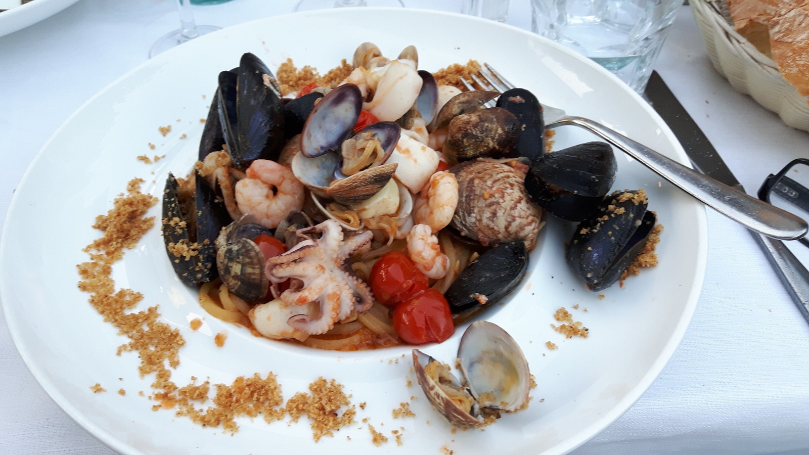 La Baia, en av mange restauranter av topp standard rundt sjøen. Galleribilde