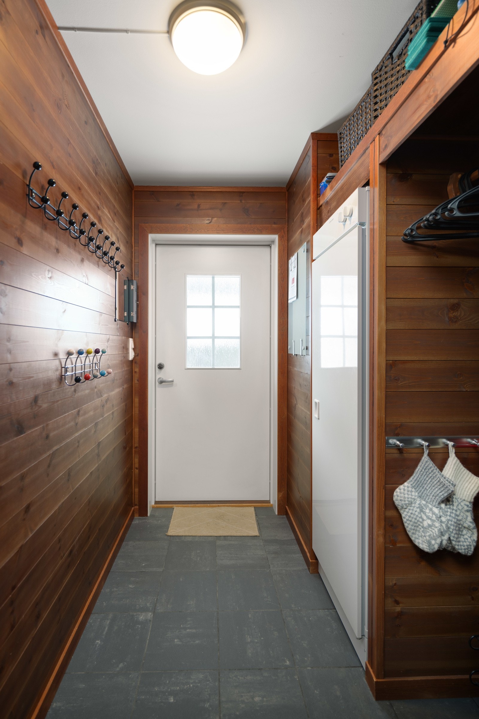 Entré med god plass til yttertøy og varmeskap Galleribilde