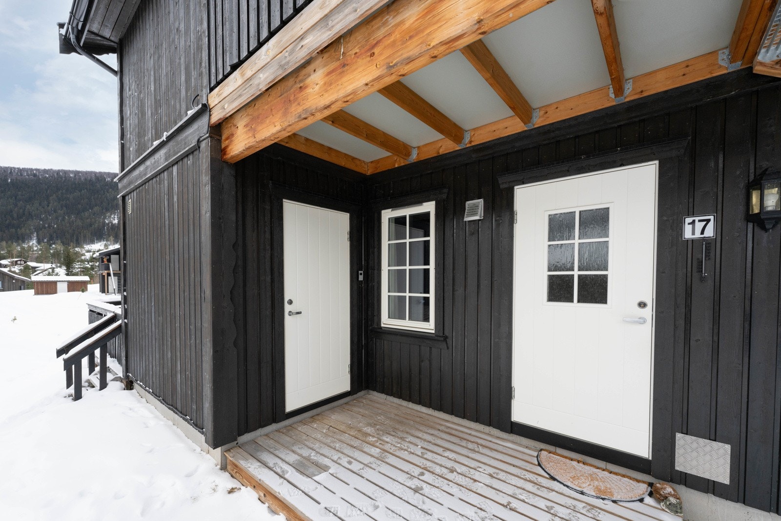 Overbygd inngangsparti med boddør til venstre Galleribilde