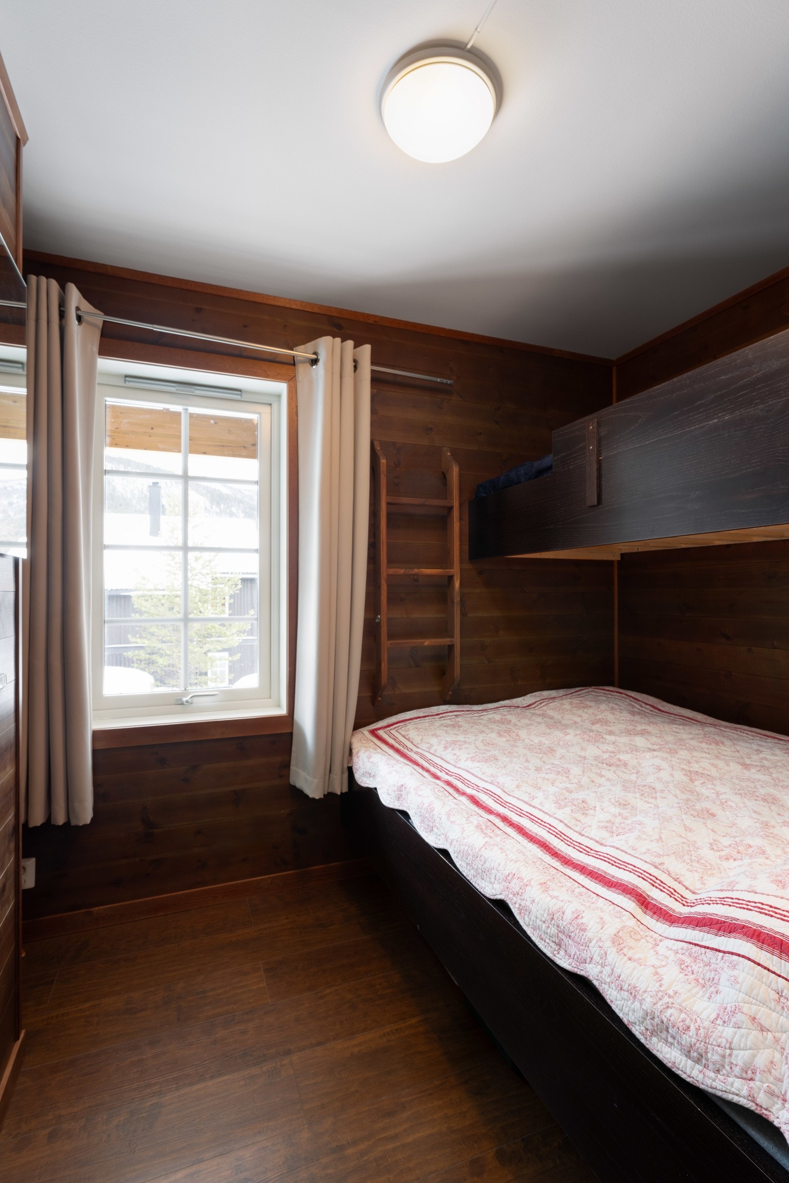 Soverom 3 med innhuk hvor man kan f.eks. lage noen hyller Galleribilde