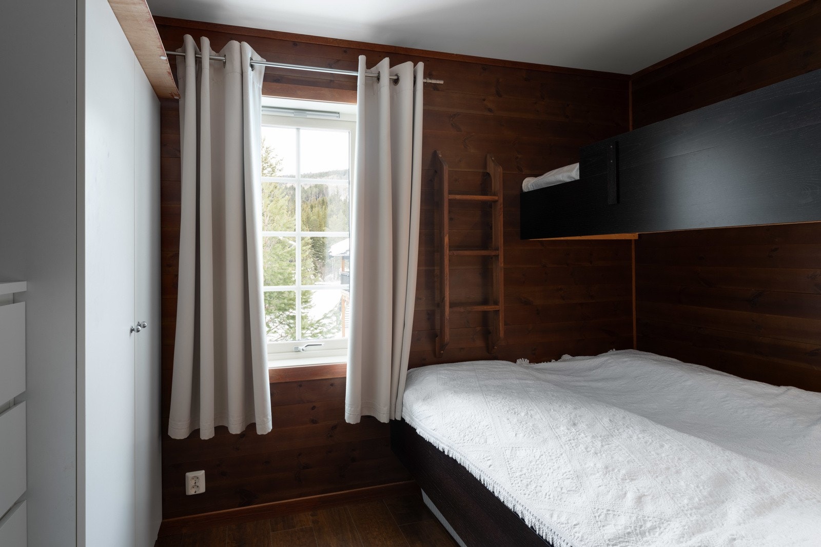 Soverom 2 med garderobeskap og kommode Galleribilde