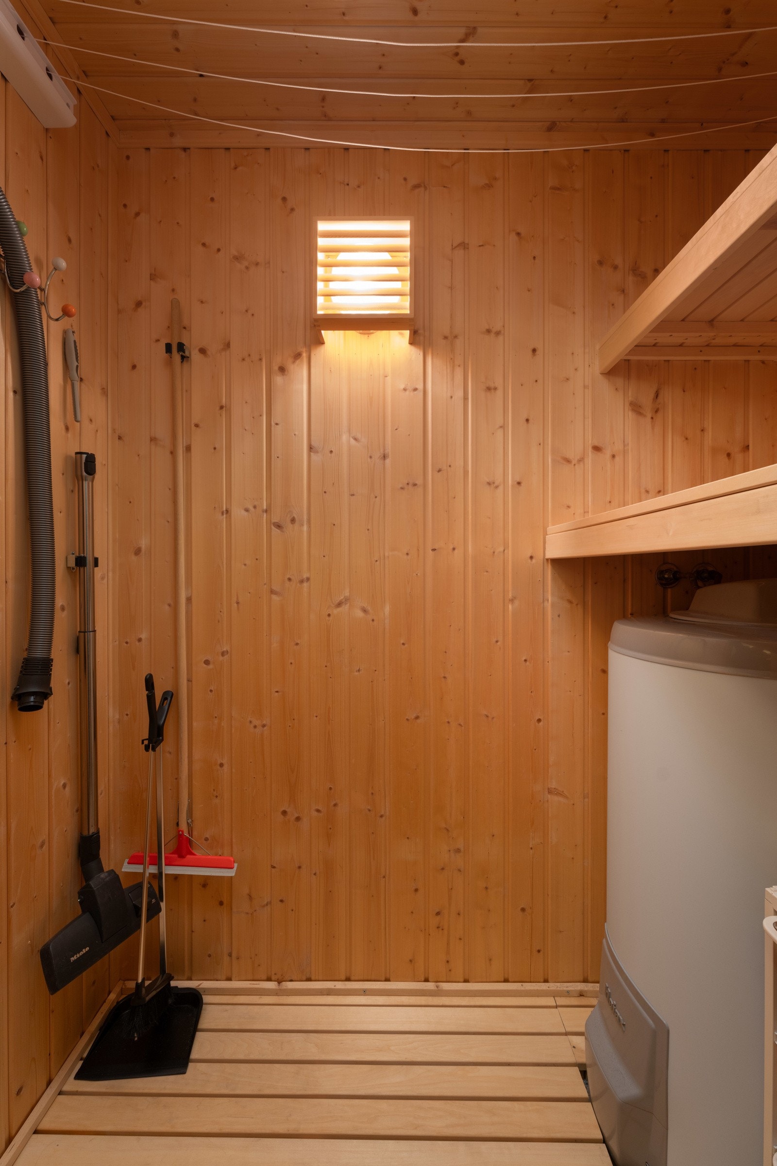 Tørkerom (Tidligere badstue, denne ble avviklet da varmtvannstank ble byttet. Badstue kan etableres igjen ved bytte av varmtvannstank til en som er godkjent for å stå i badstue, og badstue ovn.) Galleribilde