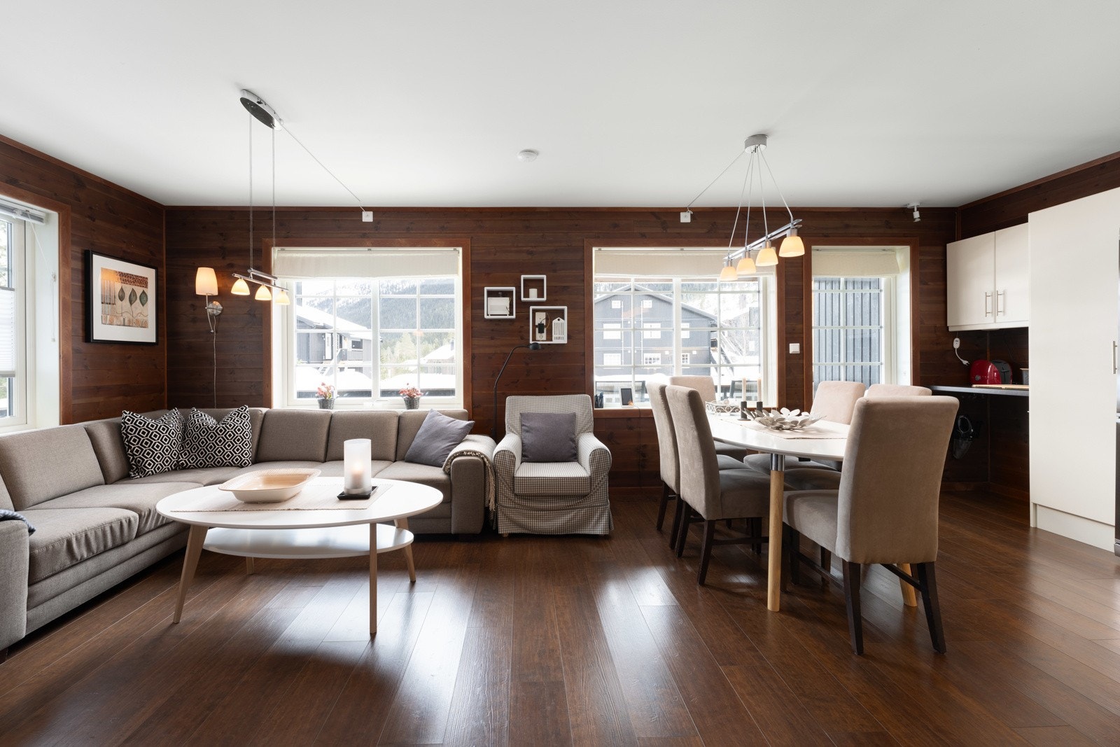 Romslig stue med store vinduer Galleribilde