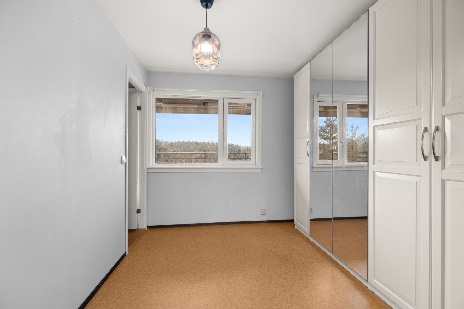 Romslig soverom med stort garderobeskap som har nok av oppbevaringsplass. Galleribilde