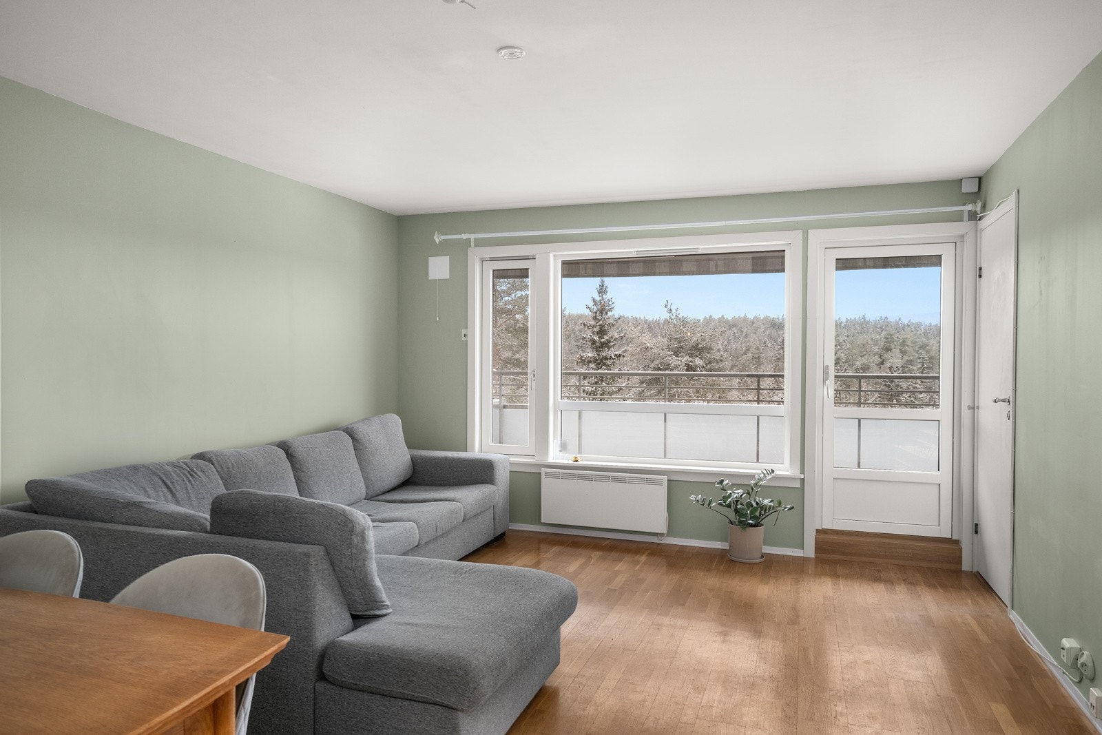 Store vindusflater sikrer flott utsikt og rikelig med naturlig lysinnslipp. Galleribilde