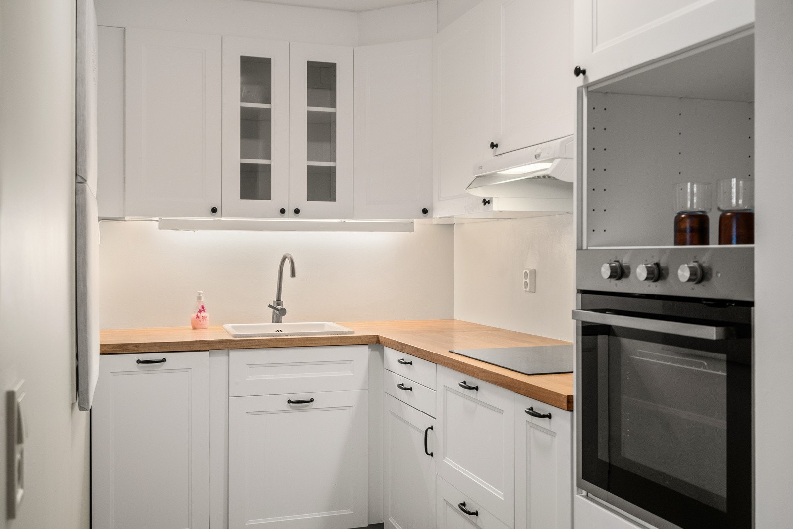 Kjøkken fra 2021 har innredning med profilerte fronter og laminat benkeplate. Kjøkkenet er innredet med oppvaskmaskin, induksjonstopp, stekeovn, vannstoppsystem og komfyrvakt. Galleribilde