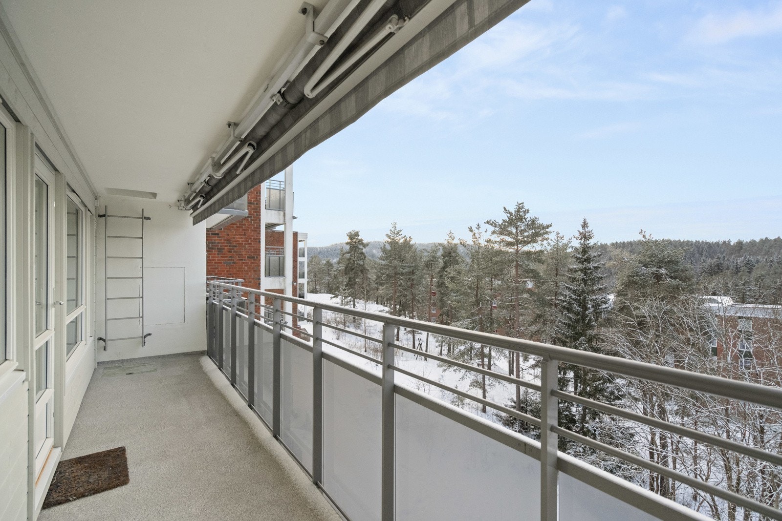 Svært romslig balkong med flere møblerngsmuligheter. Markise Galleribilde