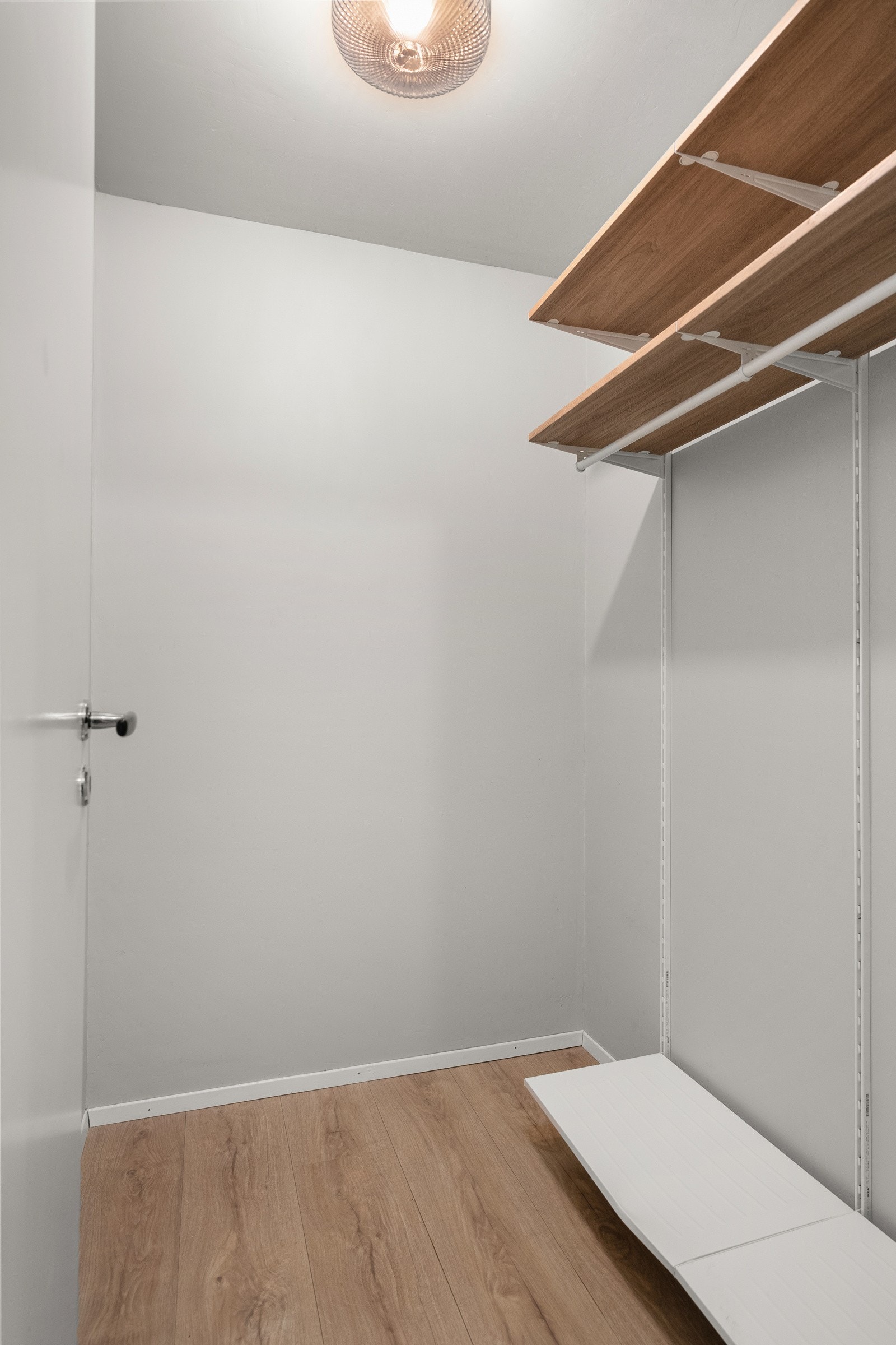 Fra entréen har du tilgang til en innvendig bod med ekstra oppbevaringsplass. Galleribilde