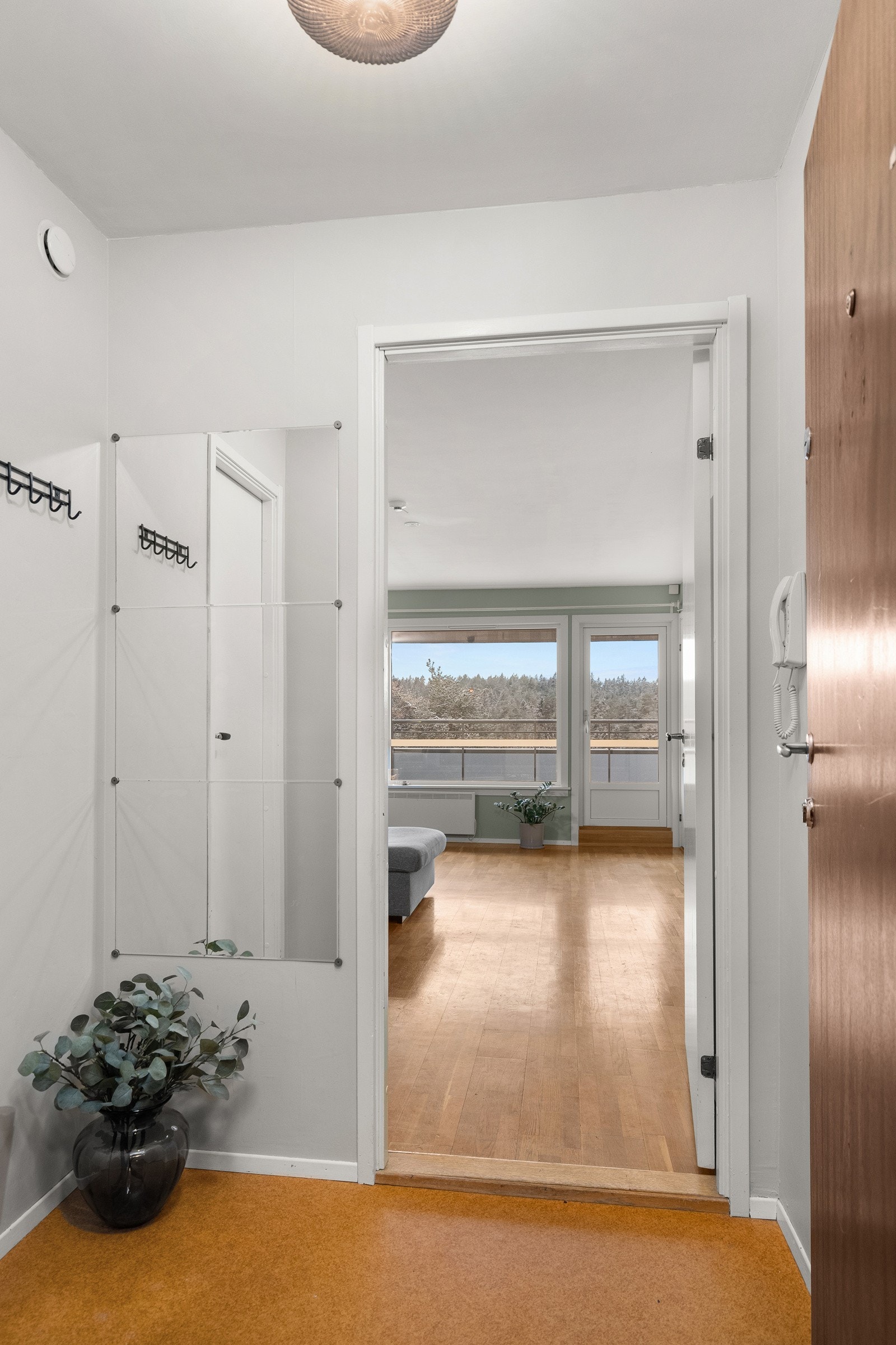 Romslig entré med god plass til å henge fra seg yttertøy og sette fra seg sko. Galleribilde