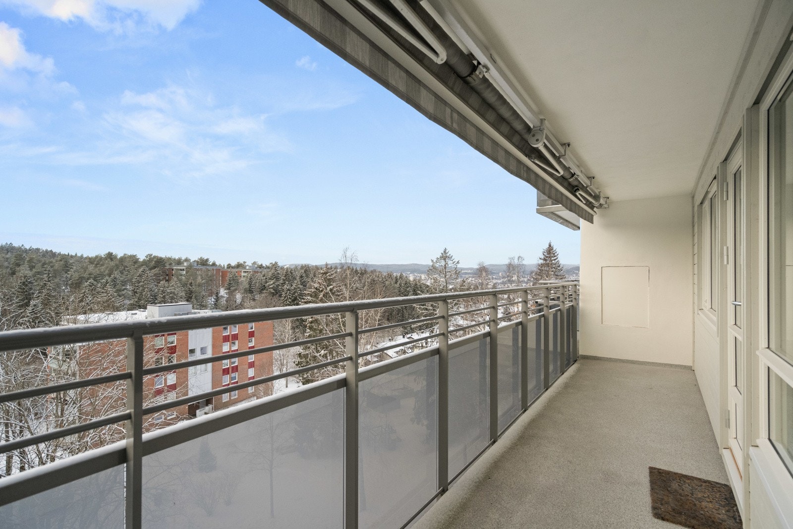 Leiligheten ligger flott til i byggets 3.etasje med balkong på ca. 10 kvm Galleribilde