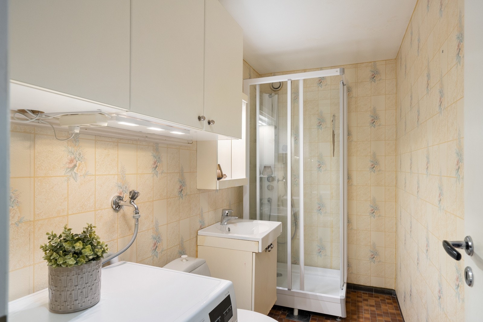 Bad med servantskap, servant, wc, dusjkabinett og opplegg for vaskemaskin. Galleribilde