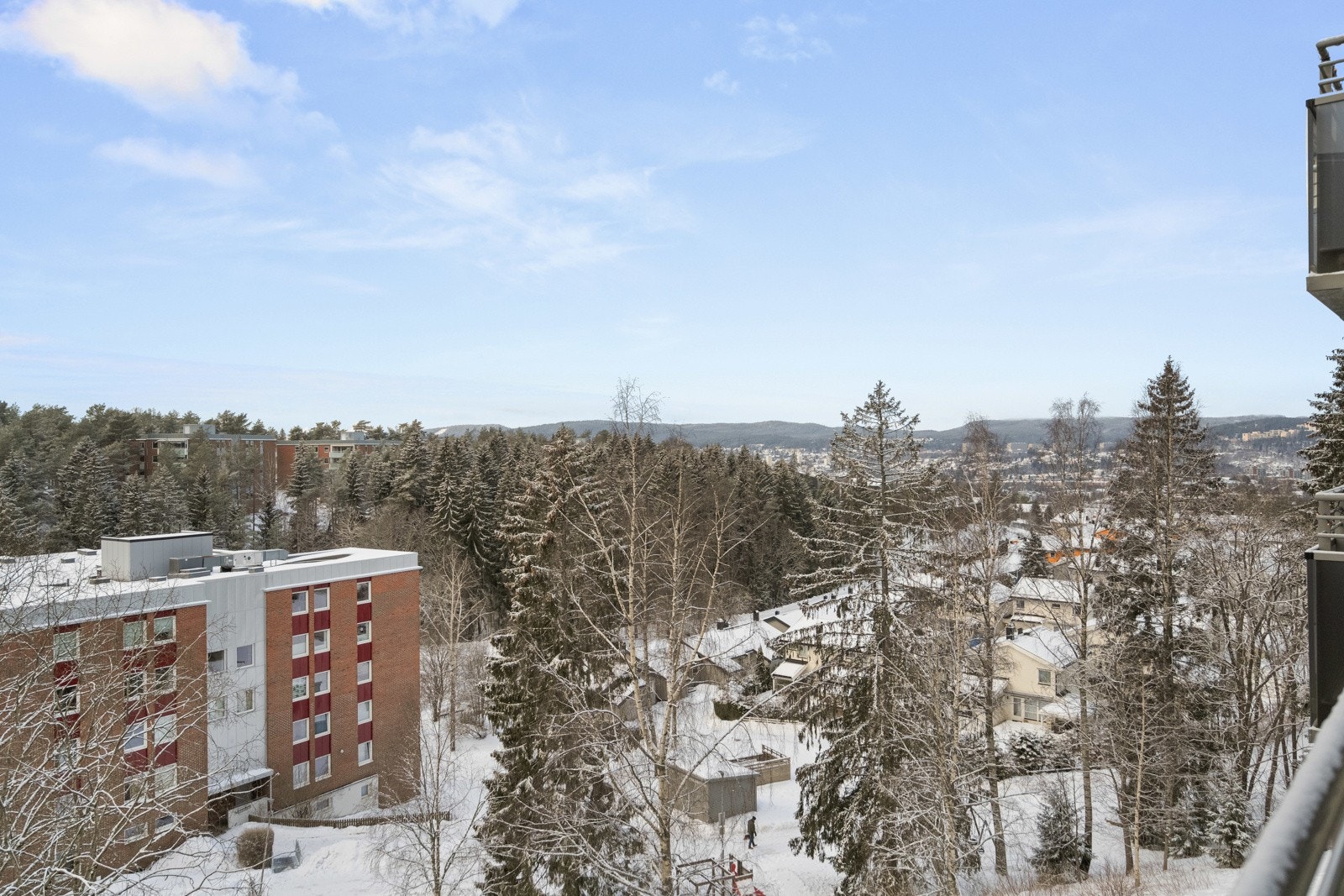 Fra balkongen kan man nyte et grønt og frodig utsyn Galleribilde