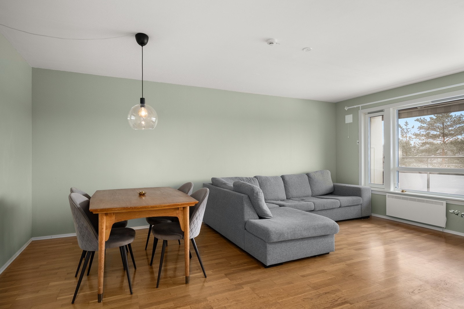 Stuen er lys og deles naturlig opp i forskjellige soner med plass til sofahjørne med tilhørende mediemøblement og en egen spisesone. Galleribilde