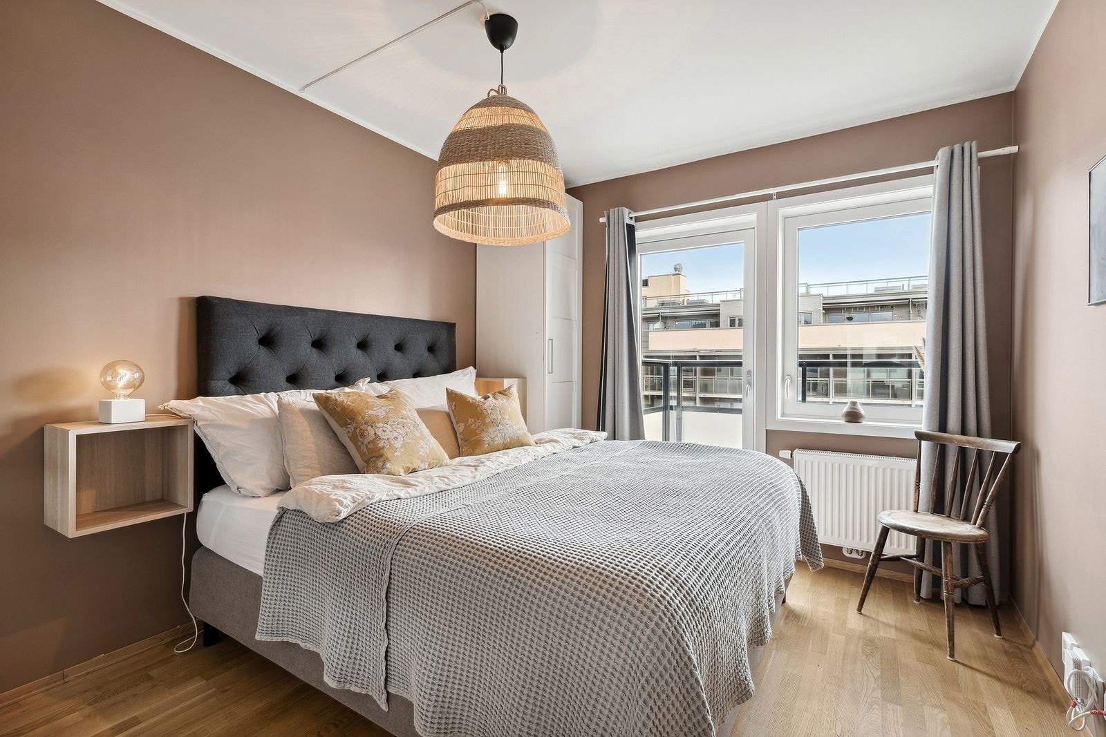 Hyggelig og romslig hovedsoverom med utgang til en sydøstvendt balkong på ca. 4 kvm. Sol fra morgen til ca. 15:00. Galleribilde