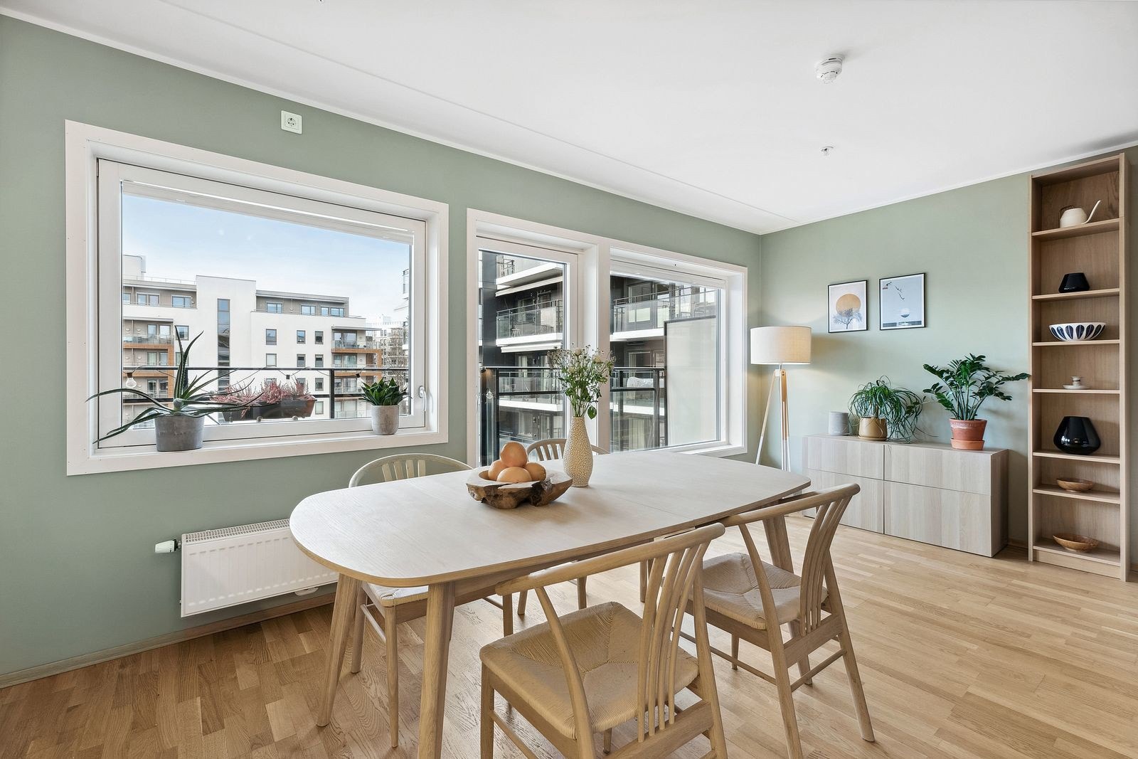 Leiligheten har store vindusflater som slipper inn mye naturlig lys og skaper en lys og innbydende atmosfære. Galleribilde