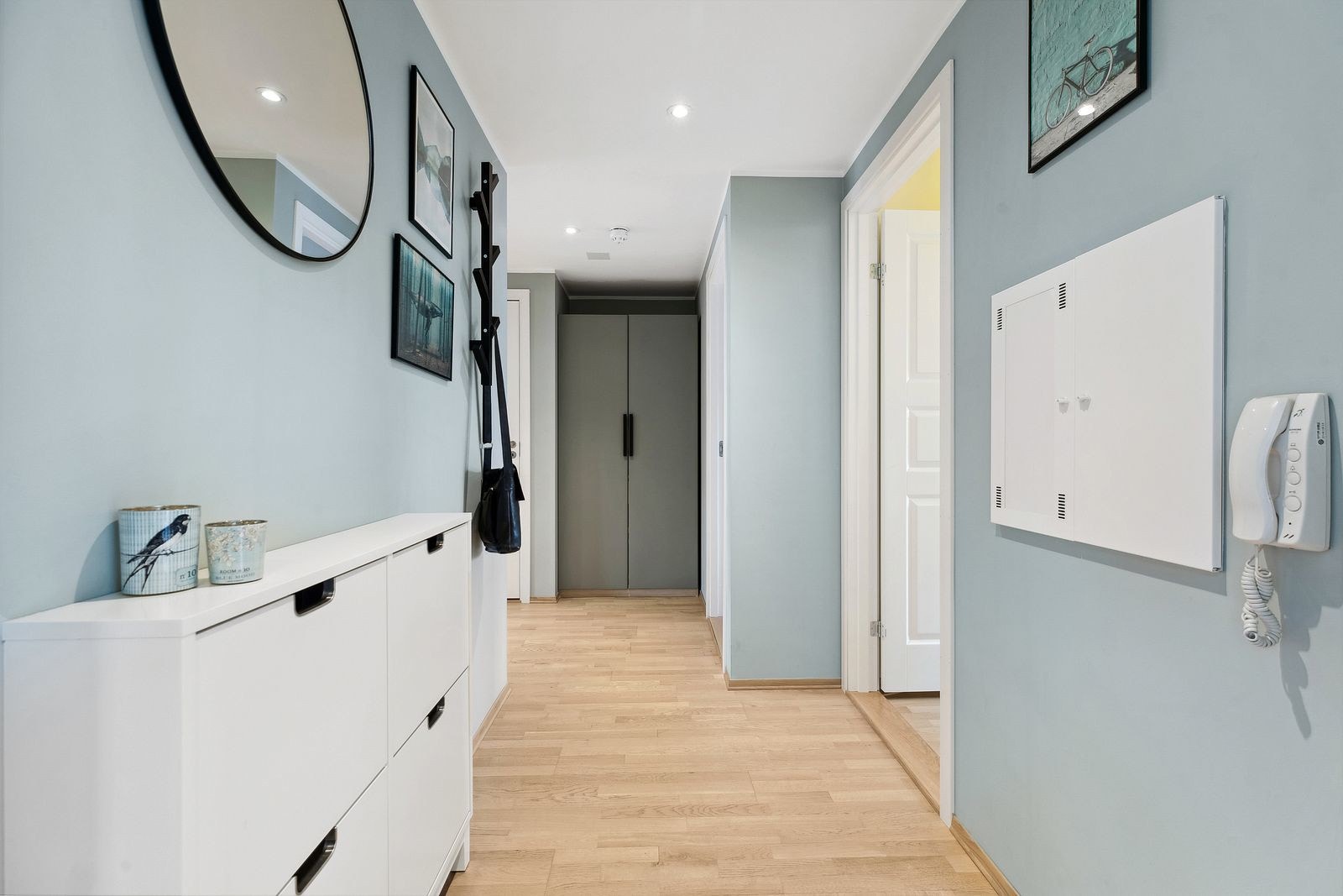 Entréen er romslig og praktisk med god plass til oppbevaring i garderobeløsning. Galleribilde