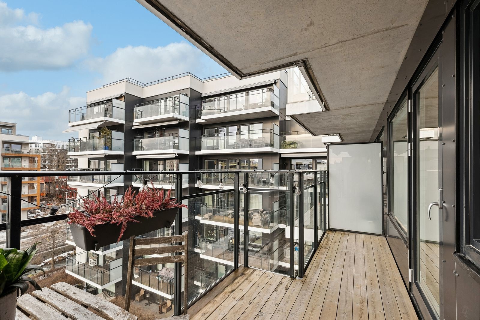 Leiligheten har to balkonger, en med utgang fra stuen og en med utgang fra hovedsoverommet. Galleribilde