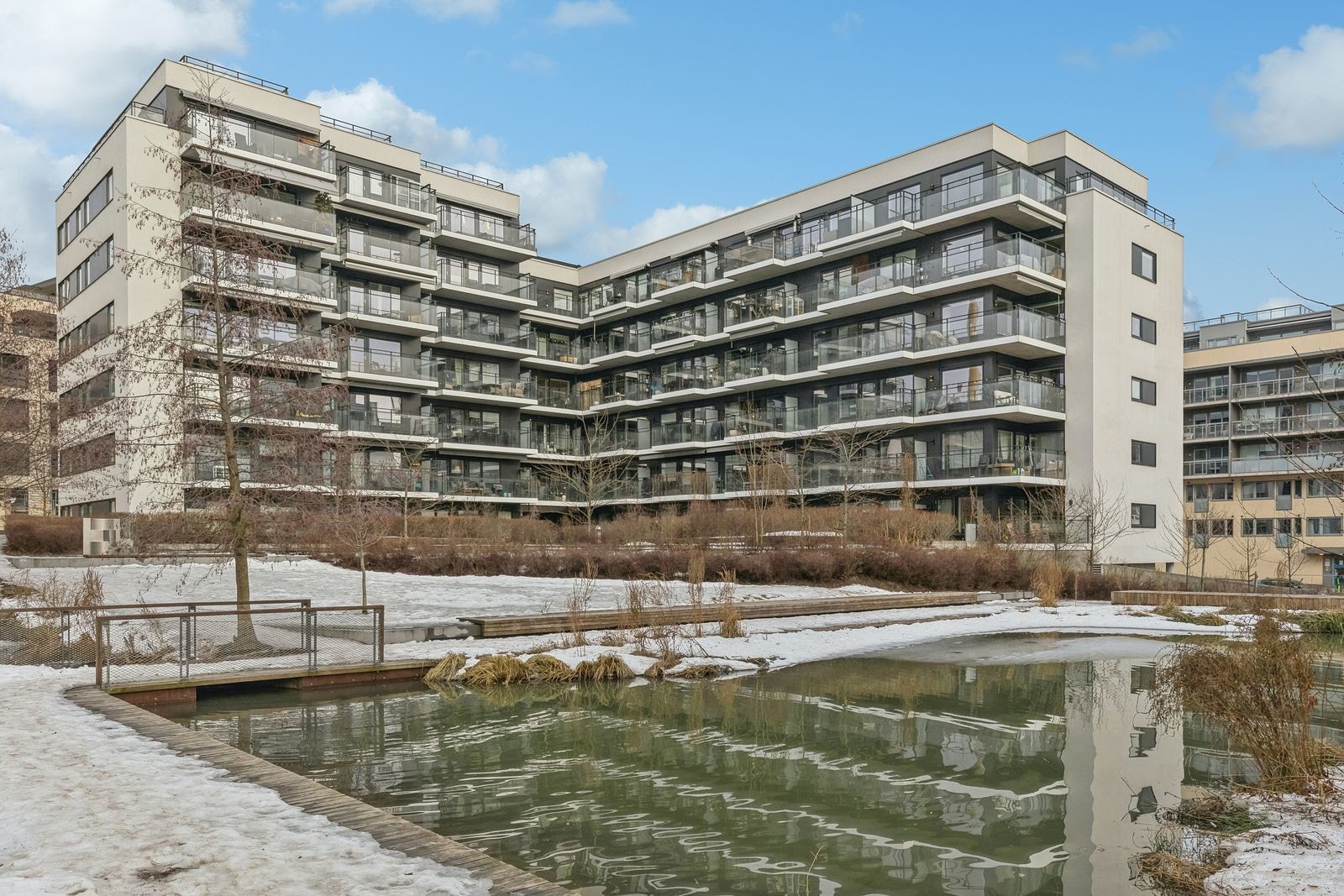 Fasade med det hyggelige vannspeilet. Galleribilde