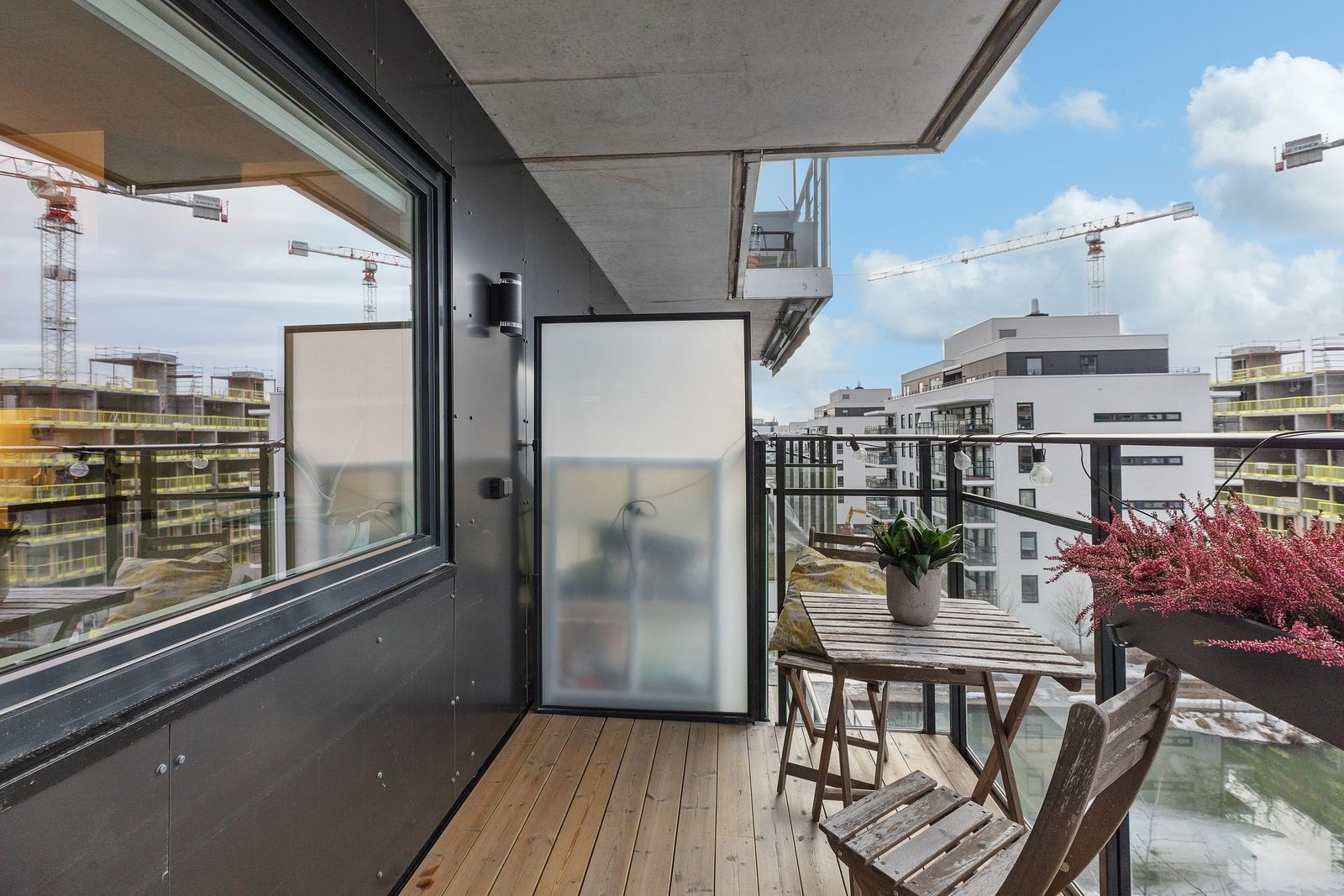 Fra stuen er det utgang til en fantastisk balkong med gode solforhold. Her har du solen fra omtrent 15 til 21 på sommeren. Galleribilde