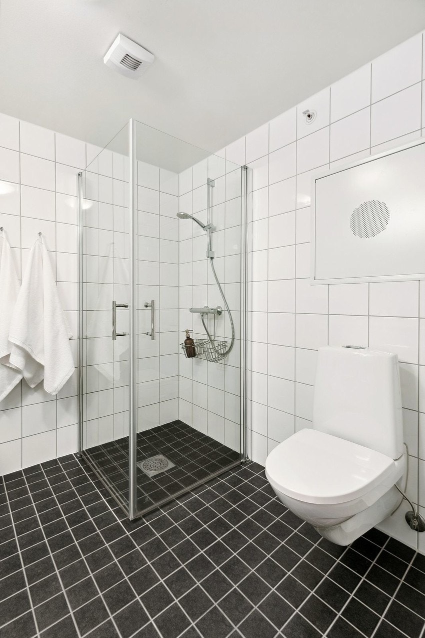 Det er også opplegg for vaskemaskin, som gjør badet både praktisk og funksjonelt. Galleribilde