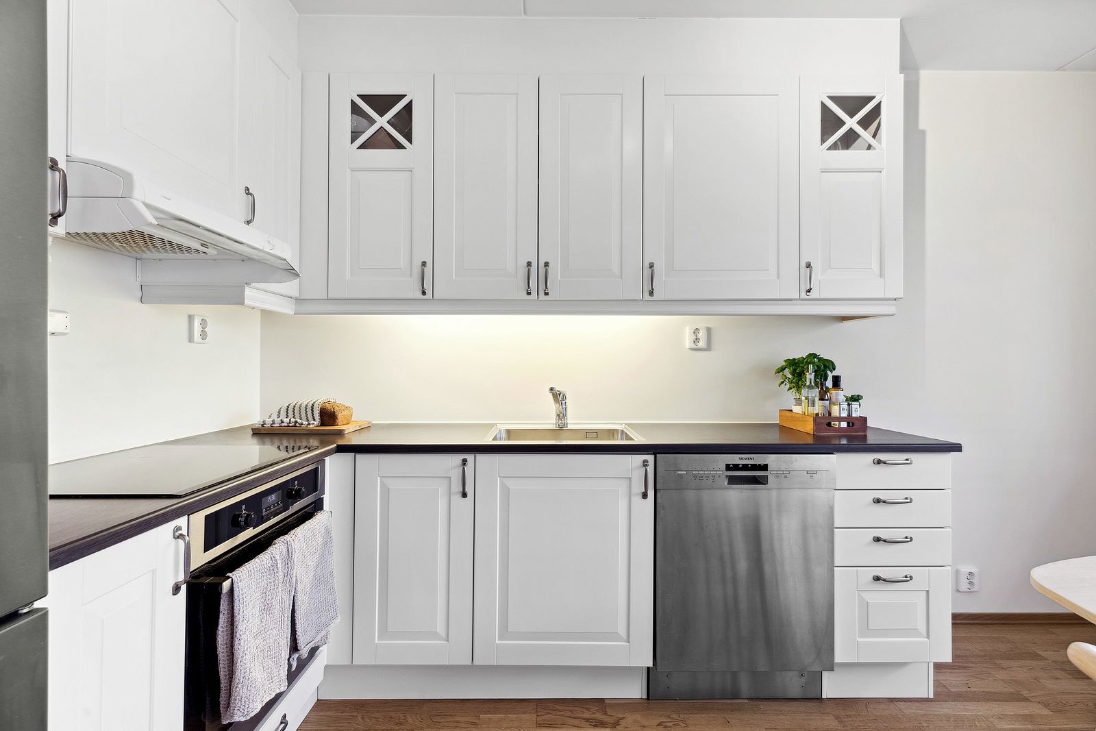 Kjøkkenet er utstyrt med ventilatorhette med mekanisk avtrekk, oppvaskmaskin, komfyr og kombiskap (kjøl/frys). Galleribilde