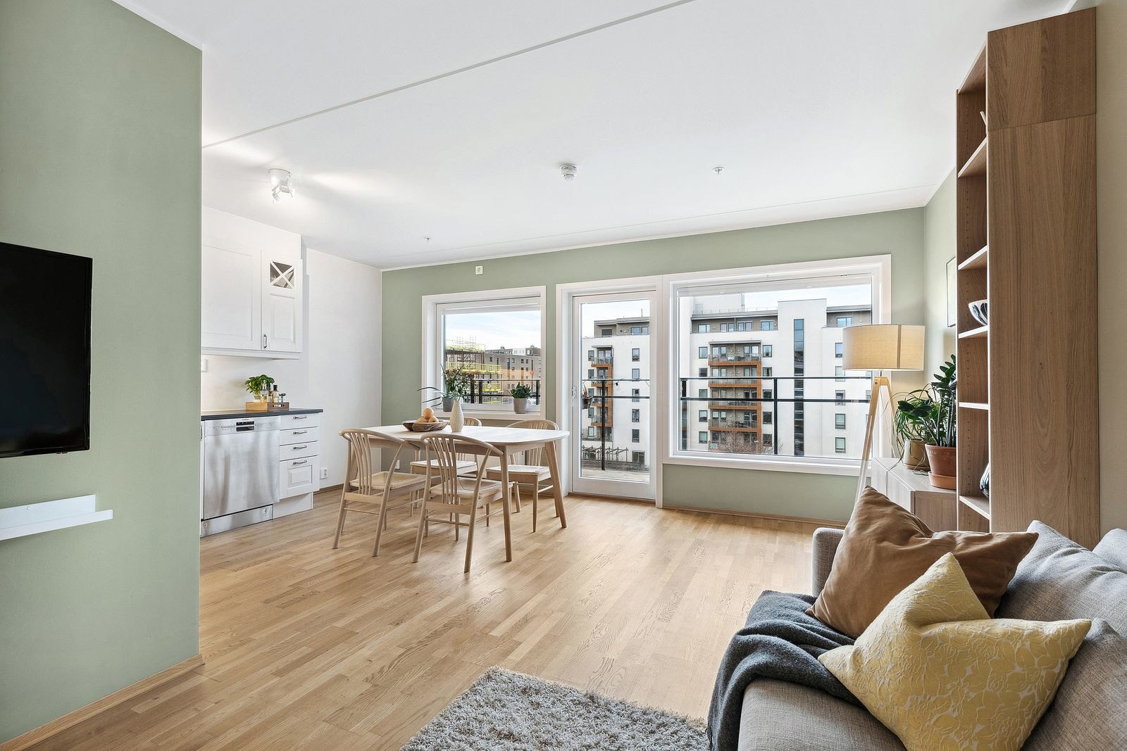 Det er inkludert vannbåren varme, varmtvann, tv og internett i felleskostnadene. Galleribilde