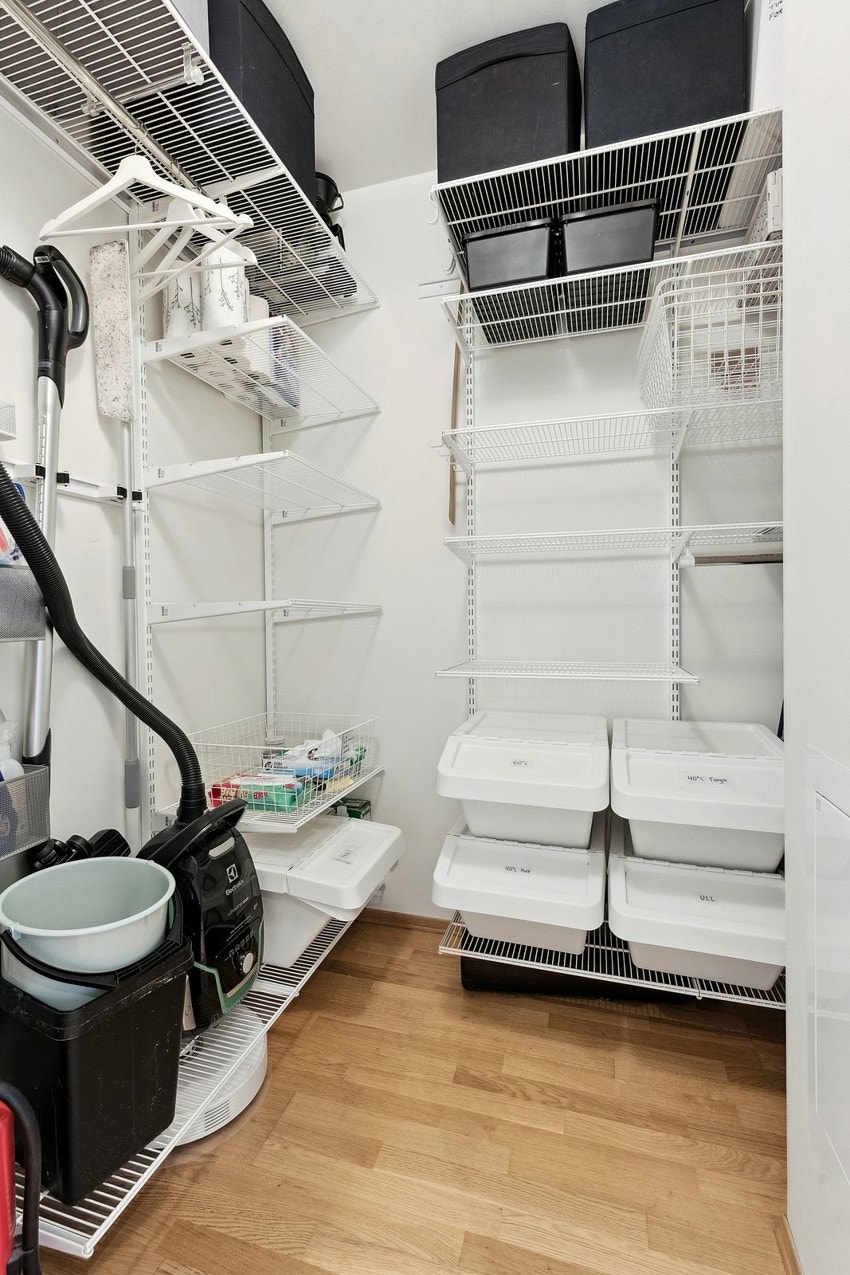 Leiligheten har en svært praktisk innvendig bod som er ideell for oppbevaring av alt fra klær og sko til sportsutstyr og annet. Boden er utstyrt med funksjonelle hyller som medfølger i salget. Galleribilde