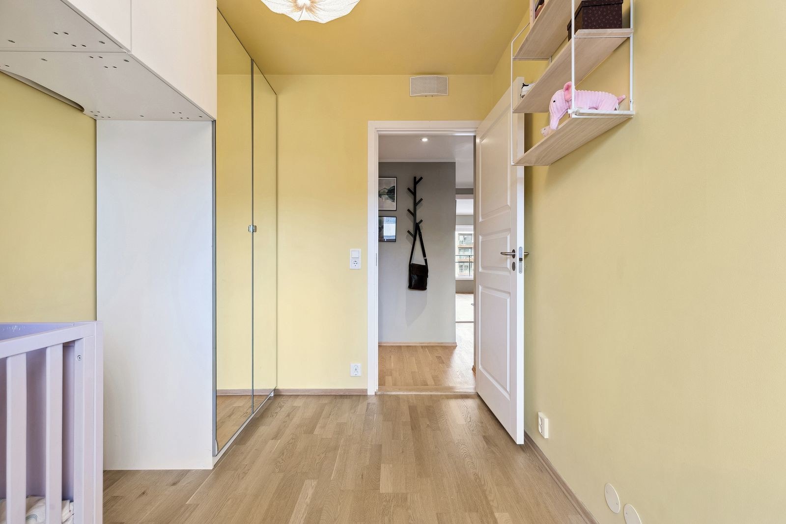 Her er det god plass til både seng, garderobeløsning og eventuelt et skrivebord eller andre møbler etter behov. Rommet fungerer like godt som barnerom, gjesterom eller hjemmekontor, alt etter dine ønsker og behov. Galleribilde