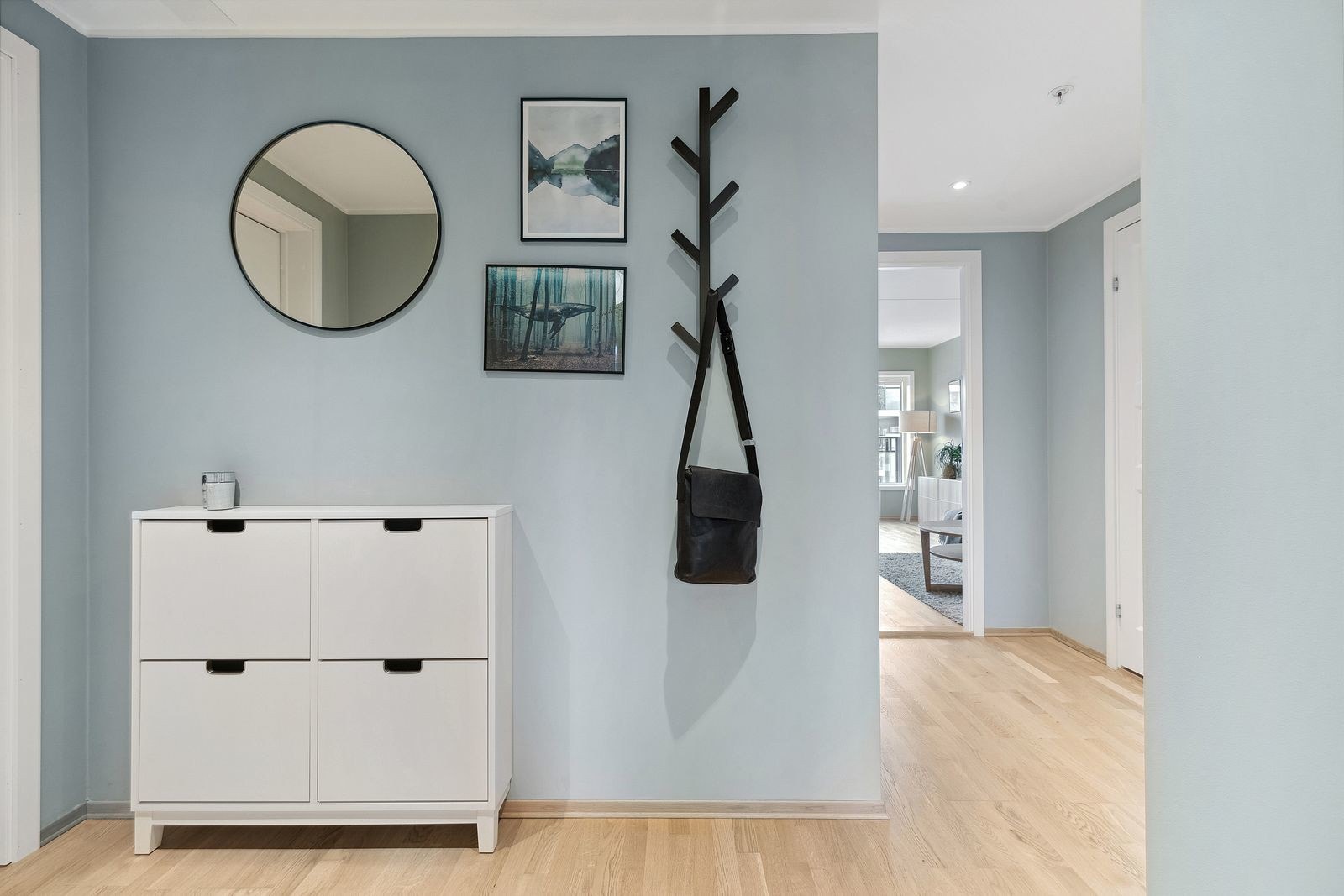 De lyse veggene og parkettgulvet skaper en varm og velkomnende atmosfære, og det er enkelt å holde orden i både hylle og garderobeskap. Galleribilde