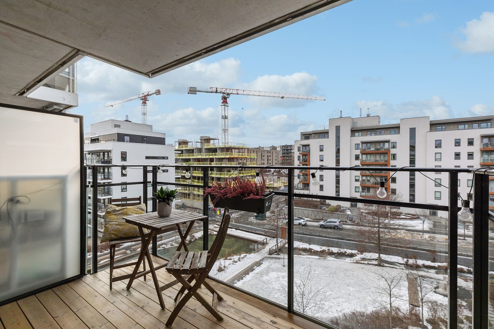 Balkongen er stor og gir god plass til både sittegrupper og annen innredning, perfekt for avslapning eller sosiale sammenkomster. Galleribilde