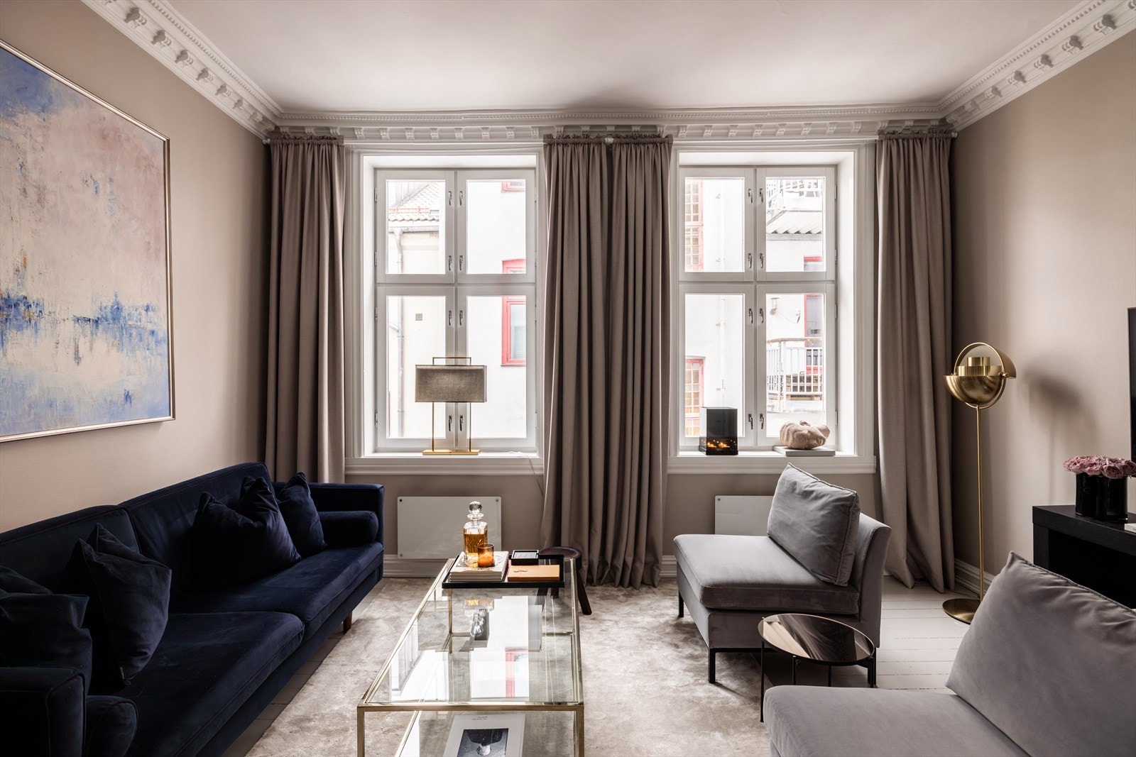 Leiligheten er malt i lune, tidsriktige farger og har malt tregulv. Galleribilde