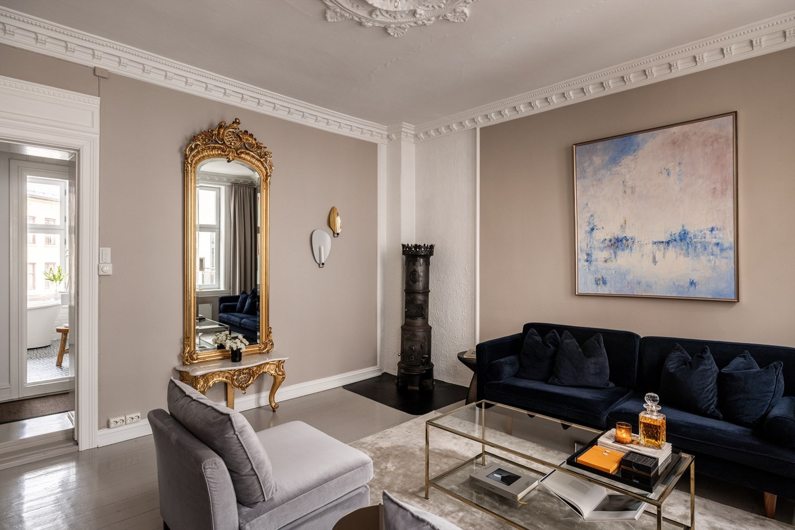 Det er kombinert klassiske detaljer med moderne standard, som gir et eksklusivt inntrykk. Galleribilde