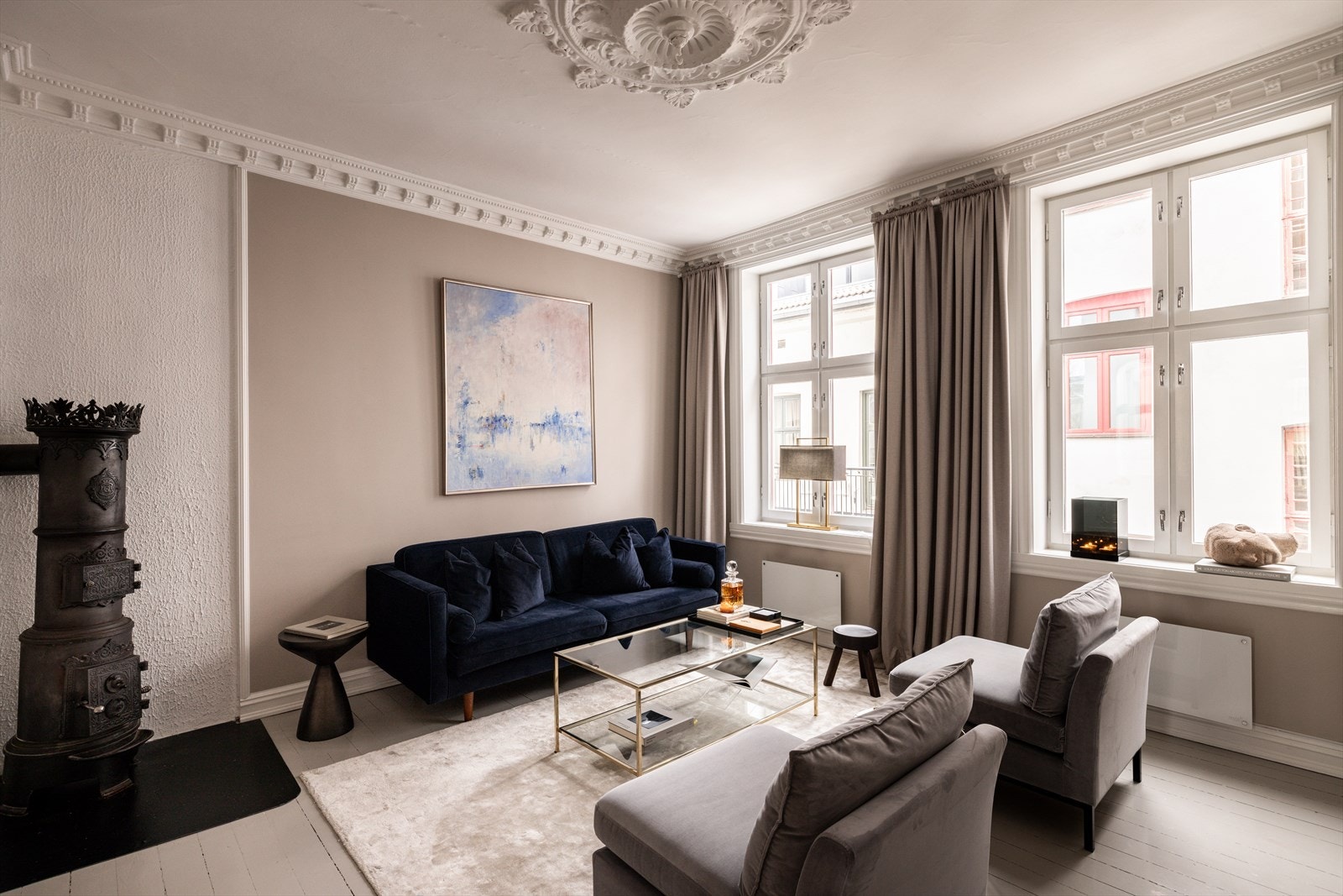 Flotte detaljer som rosett, stukkatur og klassisk rundovn. Galleribilde