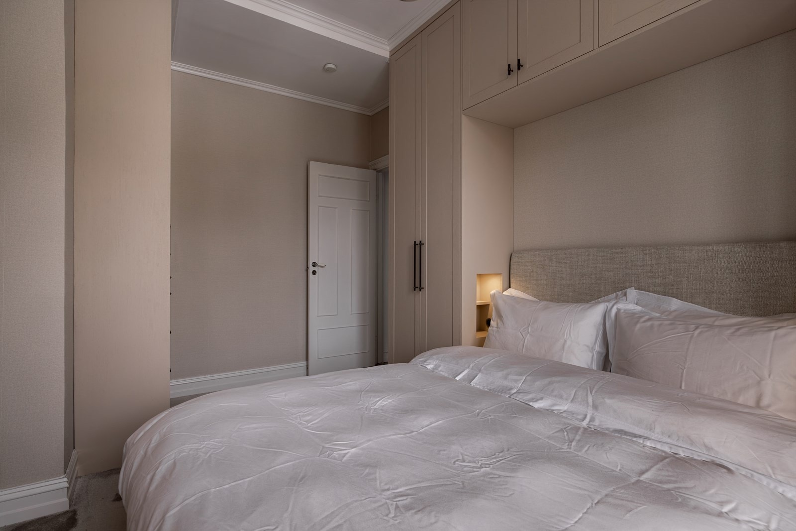 Rikelig oppbevaringsplass i møbelsnekret garderobeinnredning. Galleribilde