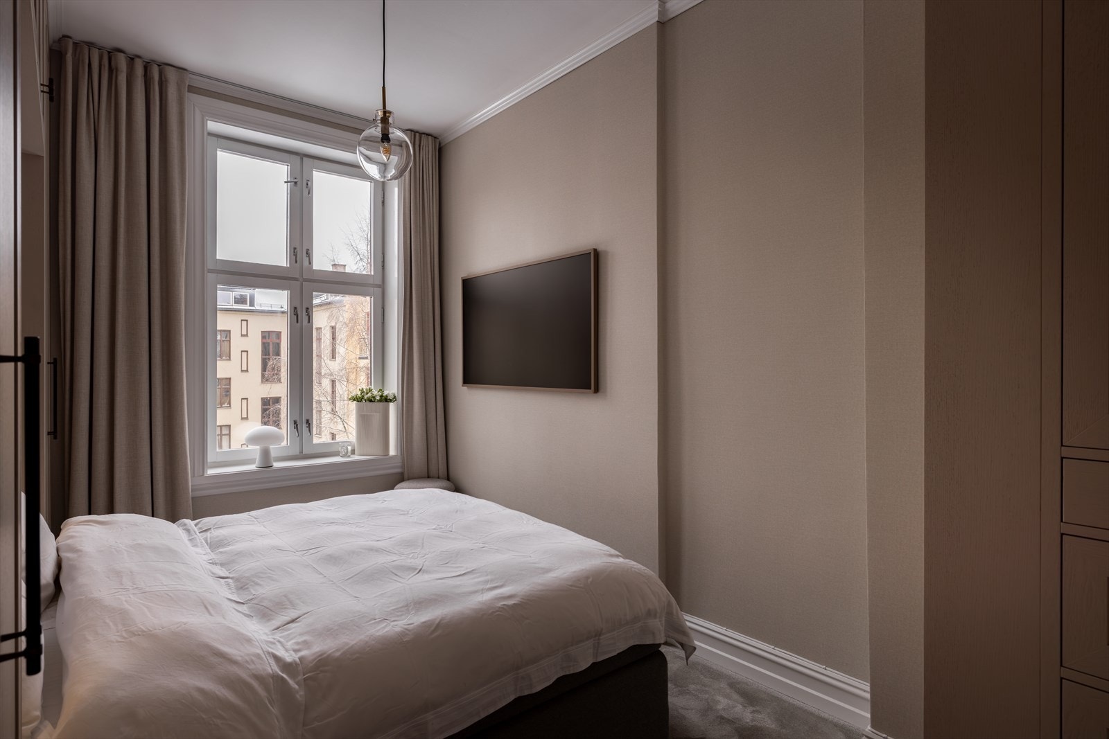 Lunt og lekkert vegg-til-vegg teppe. Hele leiligheten ligger vendt mot rolig gårdsrom. Galleribilde