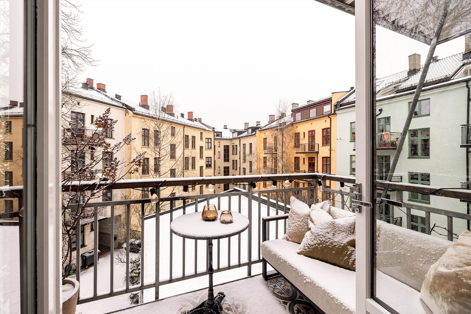 Balkongen vender mot hyggelig, indre gård. Galleribilde