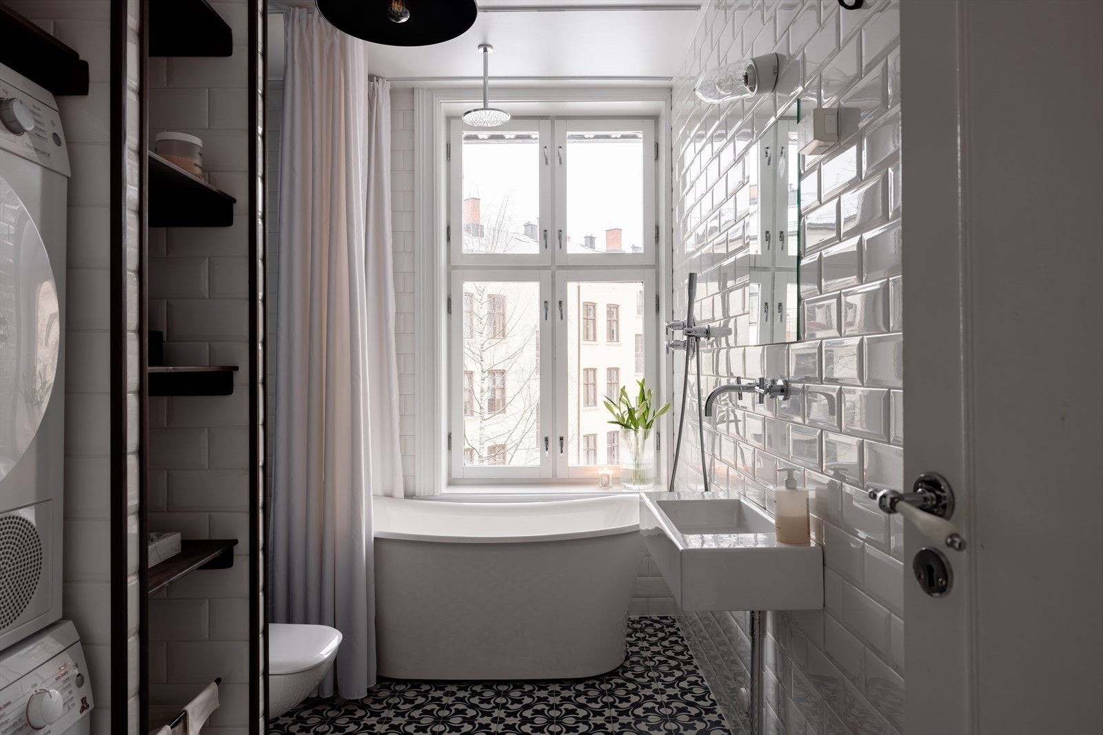 Ekstra luksus med både badekar og regnfallsdusj. Galleribilde