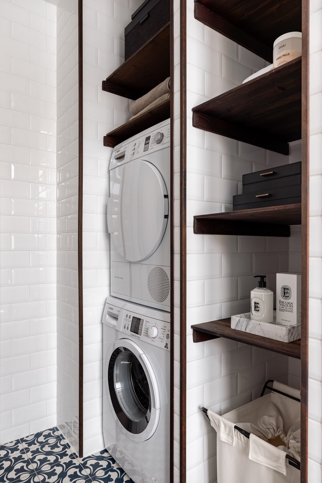 Her er det rikelig med oppbevaringsmuligheter og en praktisk nisje med opplegg for vaskemaskin og tørketrommel. Galleribilde