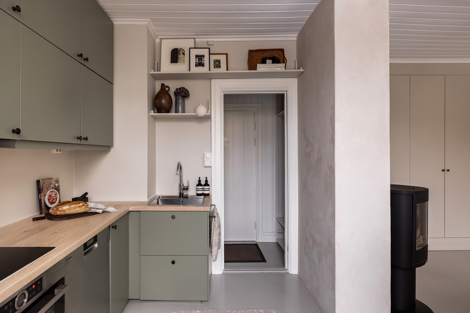 Takhøy innredning, med god skapplass og hvitevarer som medfølger. Galleribilde