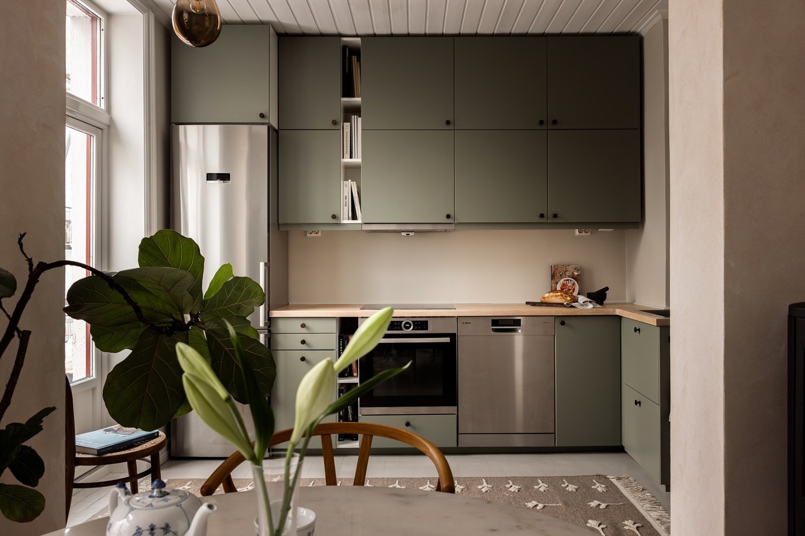 Velkommen til en lekker, klassisk leilighet med gjennomgående høy standard og flere gode kvaliteter. Galleribilde